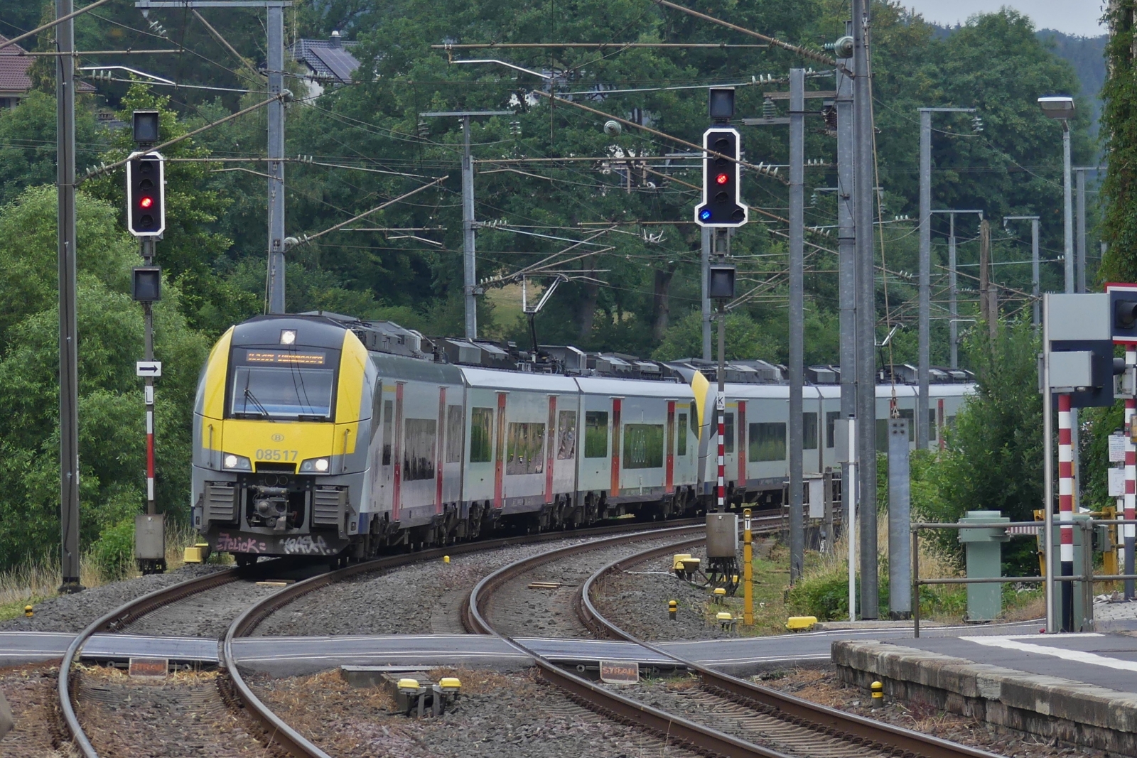 Seit dem 24.07.2023 ist die Strecke Troisvierges in Richtung Luxemburg wieder offen, SNCB 08517 nähert sich aus Drauffelt dem Bahnhof von Wilwerwiltz. 26.07.2023