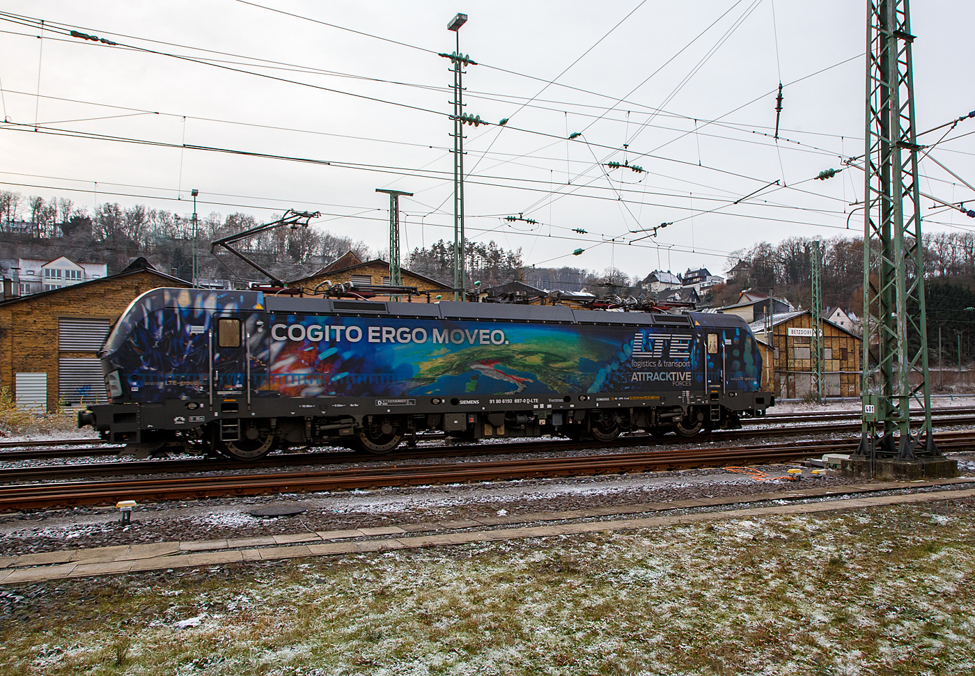 Seitenportät....
Die LTE 193.697   Cogito Ergo Moveo  (91 80 6193 697-0 D-LTE) der LTE Logistik- und Transport GmbH (Graz) fährt am kalten 18.12.2022 (4. Advent), als Lokzug (Lz) bzw. auf Triebfahrzeugfahrt (Tfzf), durch Betzdorf (Sieg) in Richtung Köln.
