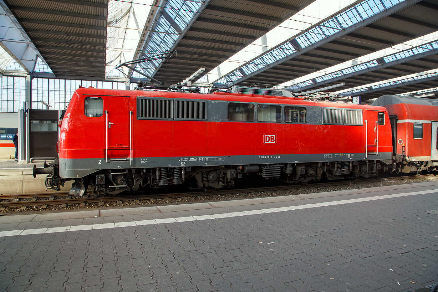 Seitenportrait der 111 110 (91 80 6111 110-3 D-DB) der DB Regio Bayern am 28 Mrz im Hauptbahnhof Mnchen, mit dem RB16 (Mnchen–Treuchtlingen).

Die 111 110 wurde 1978 von Henschel in Kassel unter der Fabriknummer 32163 gebaut und an die Deutsche Bundesbahn geliefert.

