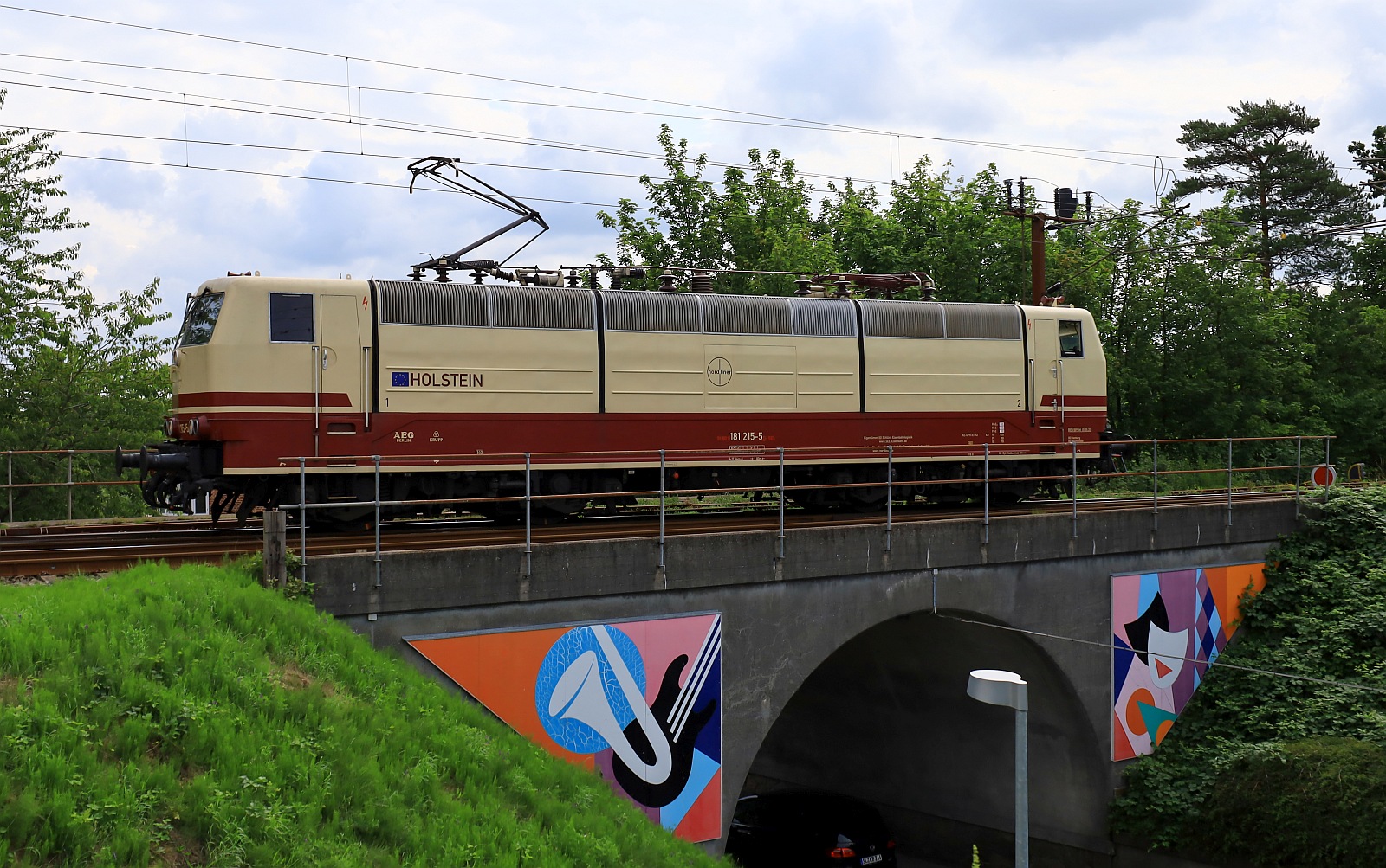 SEL 181 215-5 auf dem Weg zu ihrem Zug. Pattburg 14.07.2023