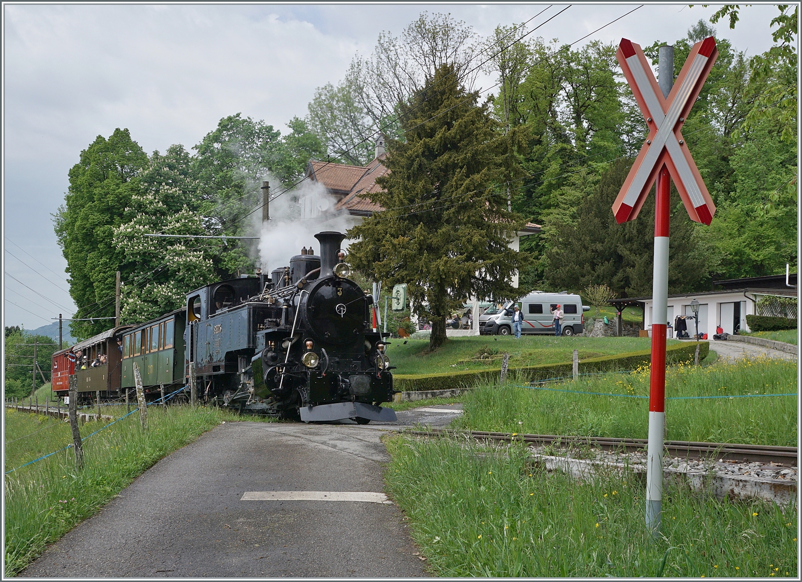 Selbstverständlich gab es zur Saisoneröffnung auch Dampf. Die BFD HG 3/4 N° 3 der Blonay Chamby Bahn mit dem ersten Dampfzug der Saison auf der Fahrt von Blonay nach Chamby bei Chaulin. 

3. Mai 2025 