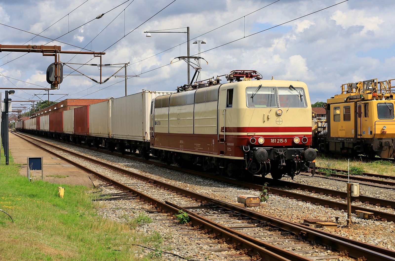 SEL/Nordliner 181 215-5 mit Containerzug ausfahrbereit gen Süden. Pattburg 14.07.2023