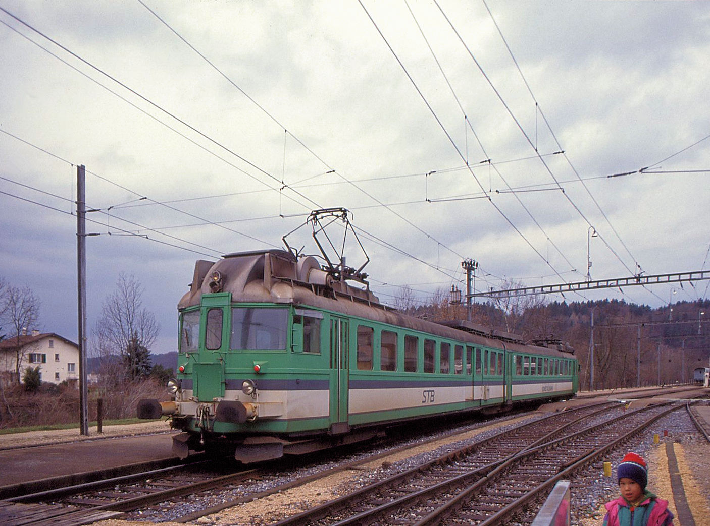 Sensetalbahn BDe4/6 102, der einstige BLS ABDZe4/6 731, in Laupen. Die 3 ABDZe4/6 BLS 731 und BN 736/7 aus dem Jahre 1938 boten äusserst komfortables Reisen im Gürbetal, nach Schwarzenburg und nach Neuchâtel (und manchmal auch anderswo) an und beendeten ihre Karriere auf der STB (737 als Ersatzteilspender). 4.Januar 1991   