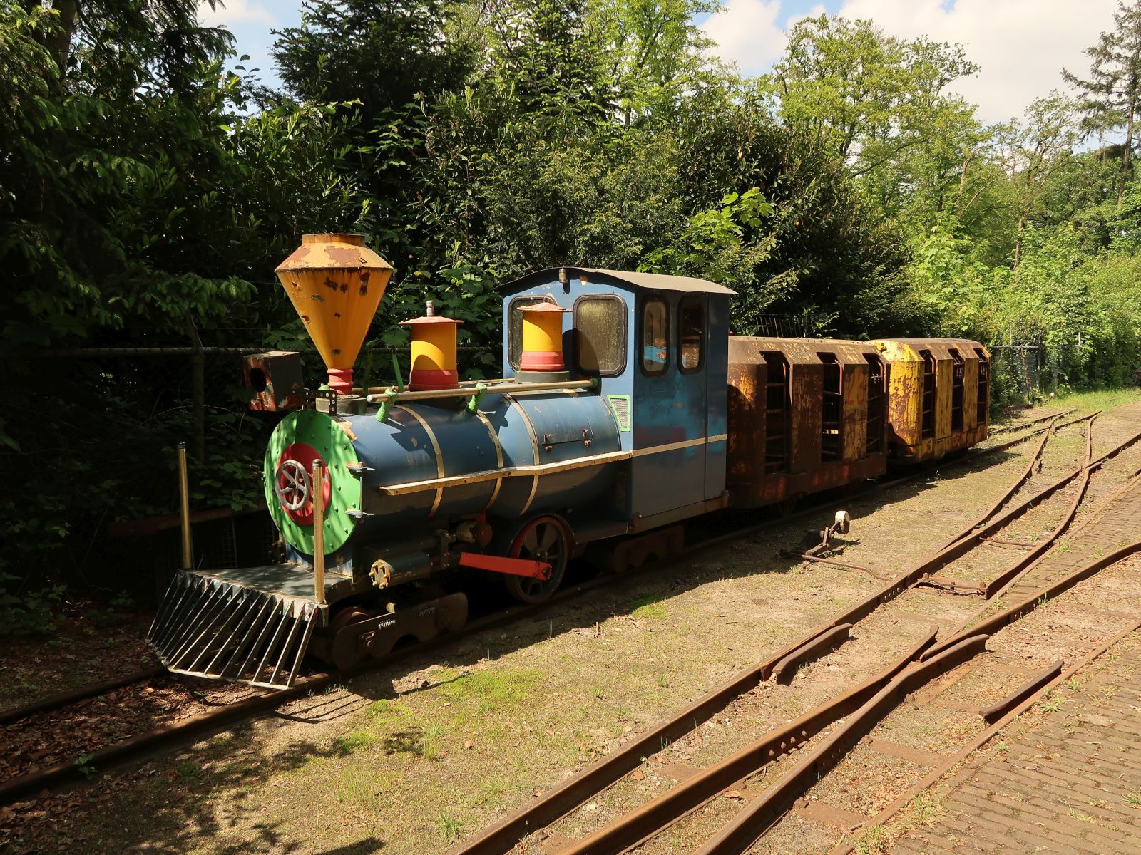  Smalspoormuseum Leemspoor  Lokomotive Nummer 16. Metallbau Emmeln Parkbahnlok Baujahr 1992 , Rijssen 09-05-2024.

Smalspoormuseum Leemspoor diesel-hydraulische loc 16 Ex-Dolfinarium Harderwijk. Parkbahnlok bouwjaar 1992 door Metallbau Emmeln, Rijssen 09-05-2024.