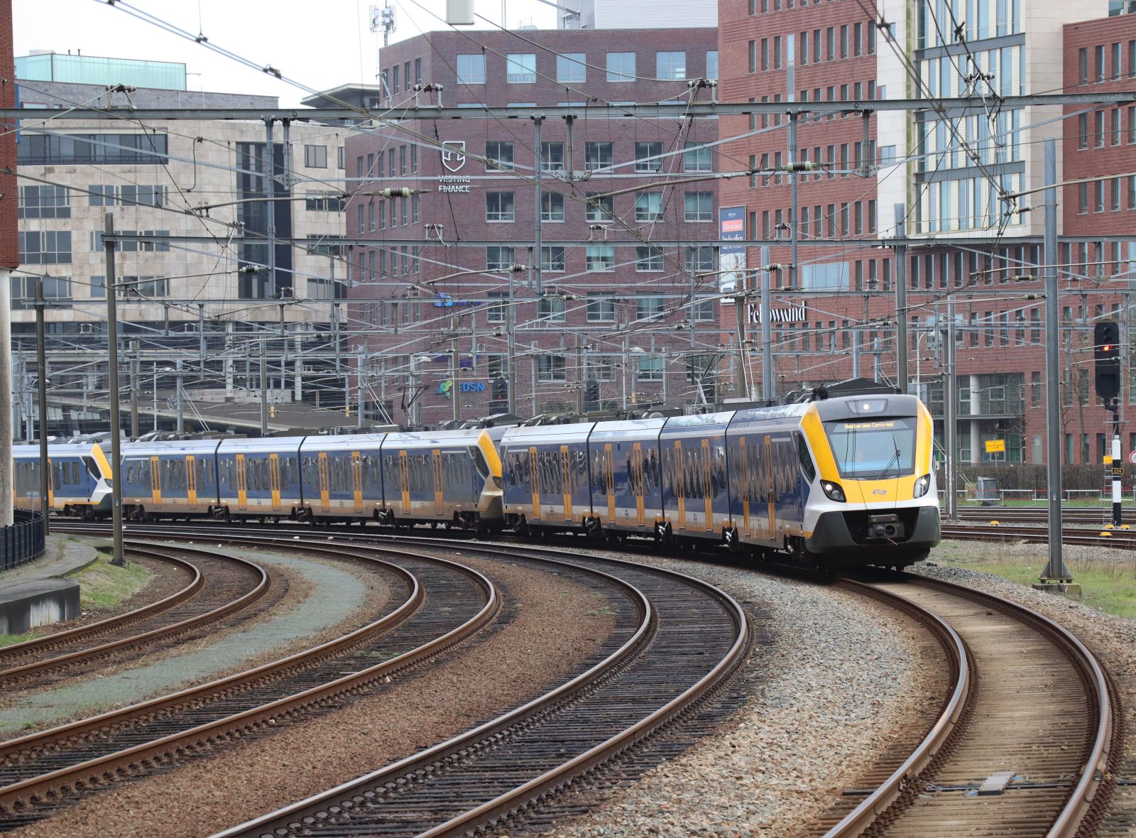 SNG Triebzug 2758, 2764 und 3047 Zug 5836 von Amersfoort Vathorst nach Amsterdam CS. Gleis 7 Amersfoort Centraal 20-02-2024.

SNG treinstel 2758, 2764 en 3047 als trein 5836 van Amersfoort Vathorst naar Amsterdam CS.  Spoor 7 Amersfoort Centraal 20-02-2024.