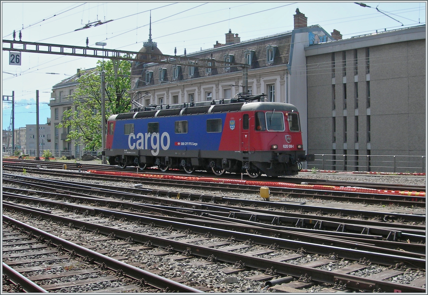 Solo fährt die SBB Re 6/6 11609 (Re 620 009-19)  Uzwil  durch den Bahnhof von Lausanne. 

2. Mai 2025