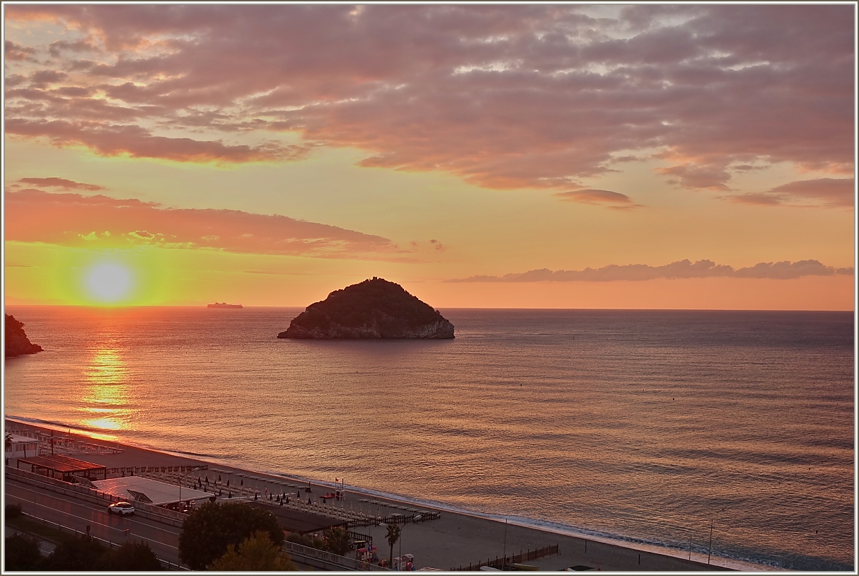 Sonnenaufgang am Strand von Spotorno.
(22.09.2022)