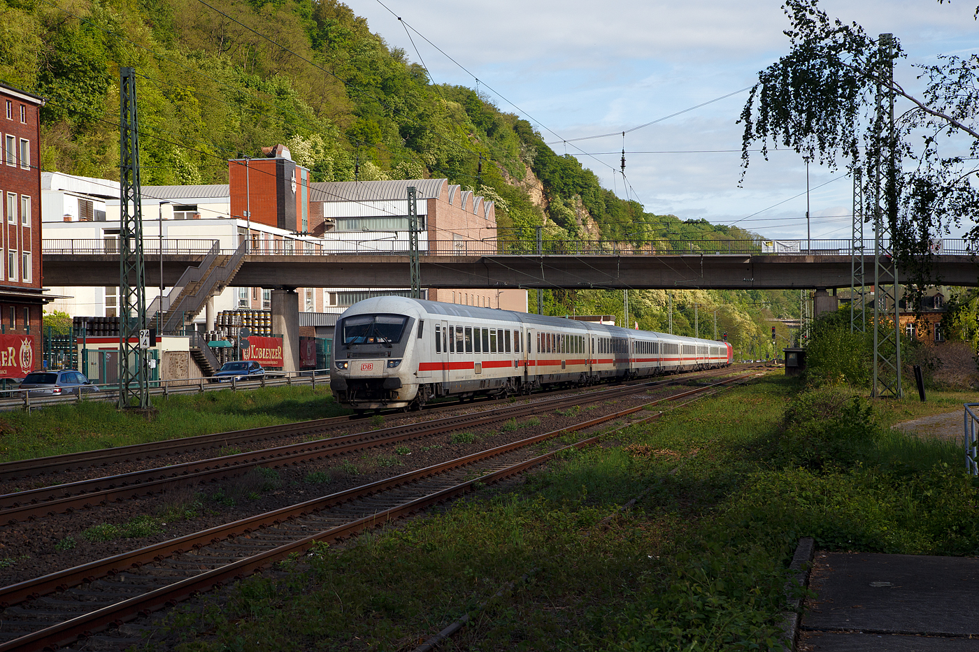 Steuerwagen voraus, geschoben von der 101 120-4, fährt am 28 April 2018 ein IC auf der linken Rheinseite in Richtung Süden. Hier passiert er gerade die Koblenzer Brauerei (ex Königsbacher).