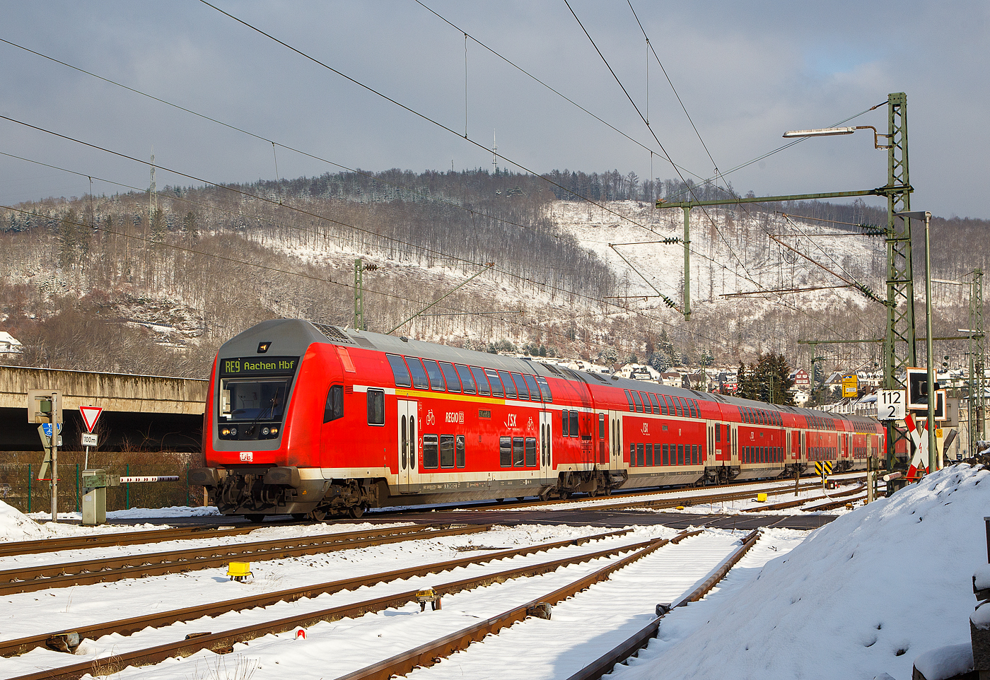 Steuerwagen voraus rauscht der RE 9 rsx - Rhein-Sieg-Express (Siegen – Köln – Aachen) am 21.01.2023 durch Niederschelden (Sieg) in Richtung Betzdorf.

Vorne der klimatisierte 1./2. Klasse Doppelstock-Steuerwagen (DoSto-Steuerwagen) ist der D-DB 50 80 86-81 118-1 der Gattung DABpbzfa 767.3, vom rsx - „Rhein-Sieg-Express“ der DB Regio NRW der DB Regio NRW. Dieser wurde 2010 von Bombardier im Werk Görlitz gebaut für den „Rhein-Sieg-Express“ der DB Regio NRW. Von der Bauart 767.3 gibt es auch nur 2 Stück diesen und den 119-9 beide sind beim Rhein-Sieg-Express (RE 9) im Einsatz. 

TECHNISCHE DATEN:
Hersteller: Bombardier Werk Görlitz, ex Deutsche Waggonbau AG (DWA)
Spurweite: 1.435 mm
Länge über Puffer: 27.270 mm
Wagenkastenlänge: 26.660 mm
Wagenkastenbreite: 2.784 mm
Höhe über Schienenoberkante: 4.631 mm
Drehzapfenabstand: 20.000 mm
Achsstand im Drehgestell: 2.500 mm
Drehgestellbauart: Görlitz VIII
Leergewicht: 53 t
Höchstgeschwindigkeit: 160 km/h
Bremsbauart: KE-PR-A-Mg-mZ (D)
Sitzplätze: 38 (1.Klasse) / 41 (2. Klasse) 
Toiletten: 1, behindertengerecht, geschlossenes System
Bemerkungen: 2 Mehrzweckabteil, 1 Dienstraum, uneingeschränkt dieselloktauglich

Schublok war die 111 168-1 (91 80 6111 168-1 D-DB) der DB Regio NRW.