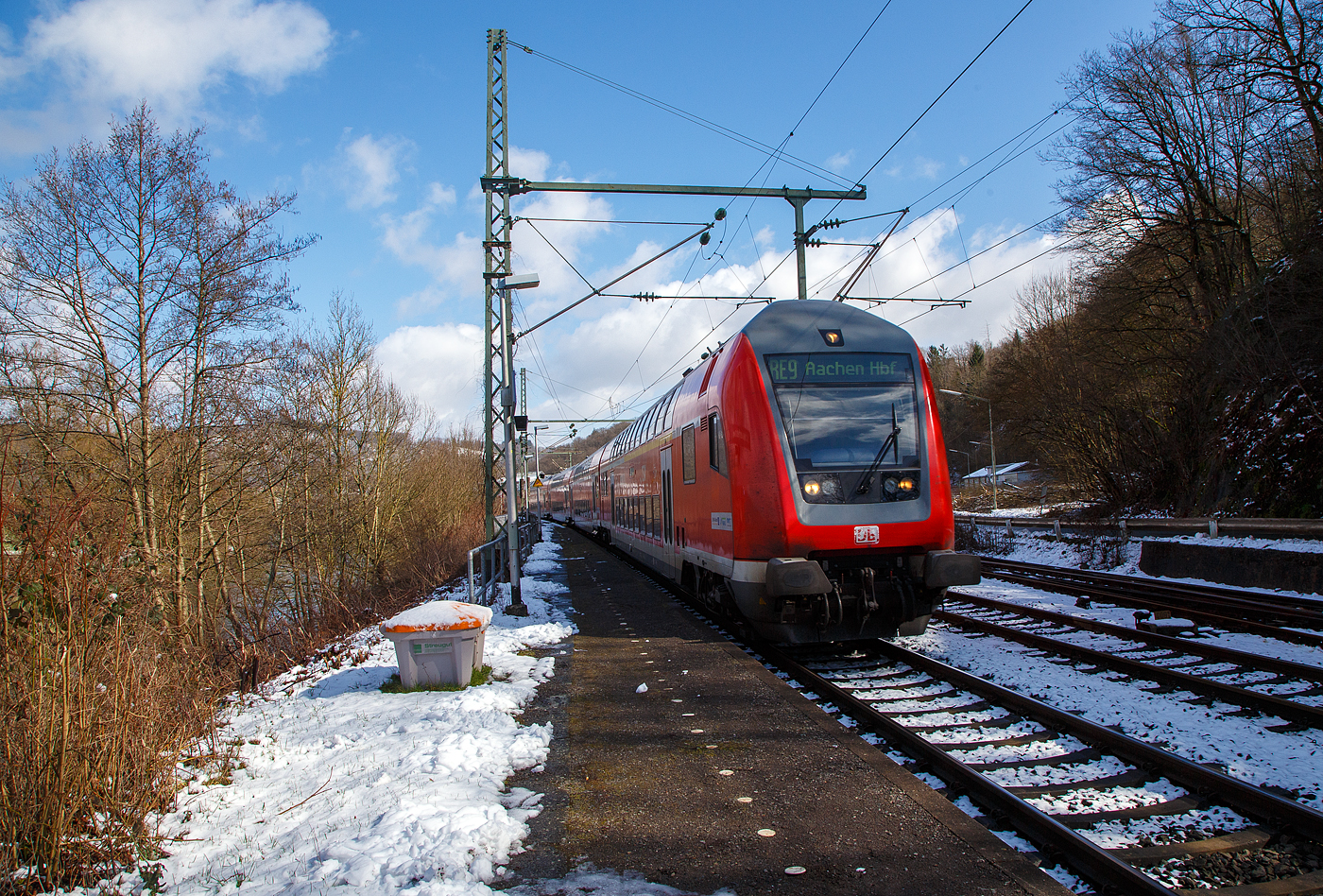 Steuerwagen voraus rauscht der RE 9 rsx - Rhein-Sieg-Express (Siegen – Köln – Aachen) am 15.03.2023 durch Scheuerfeld (Sieg) in Richtung Köln. Schublok war die 146 006-2 (91 80 6146 006-2 D-DB) der DB Regio NRW.