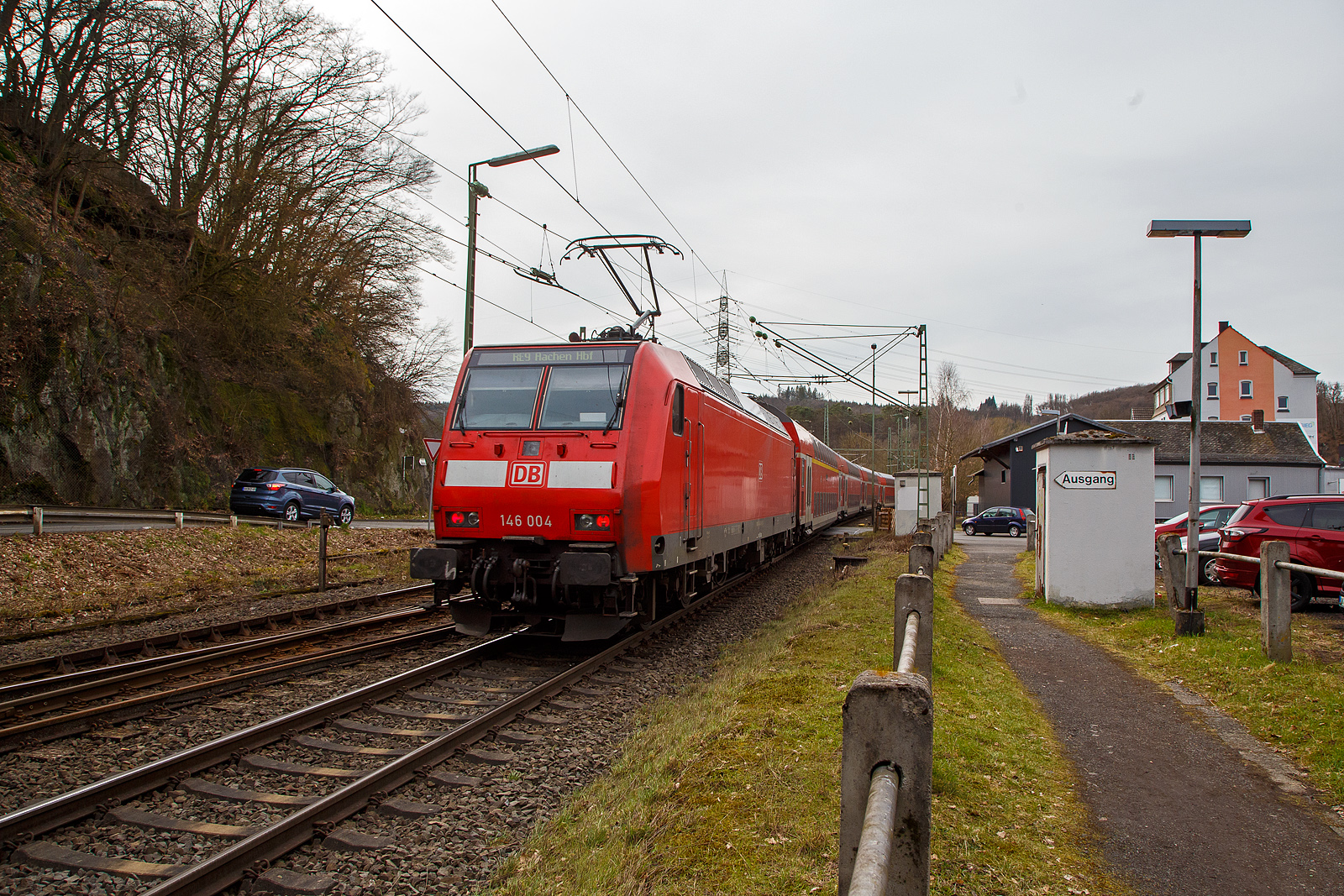 Steuerwagen voraus rauscht der RE 9 rsx - Rhein-Sieg-Express (Siegen – Köln – Aachen) am 17.03.2023 durch Scheuerfeld (Sieg) in Richtung Köln. Am Zugschluss die Schublok 146 004-7 (91 80 6146 004-7 D-DB) der DB Regio NRW.
