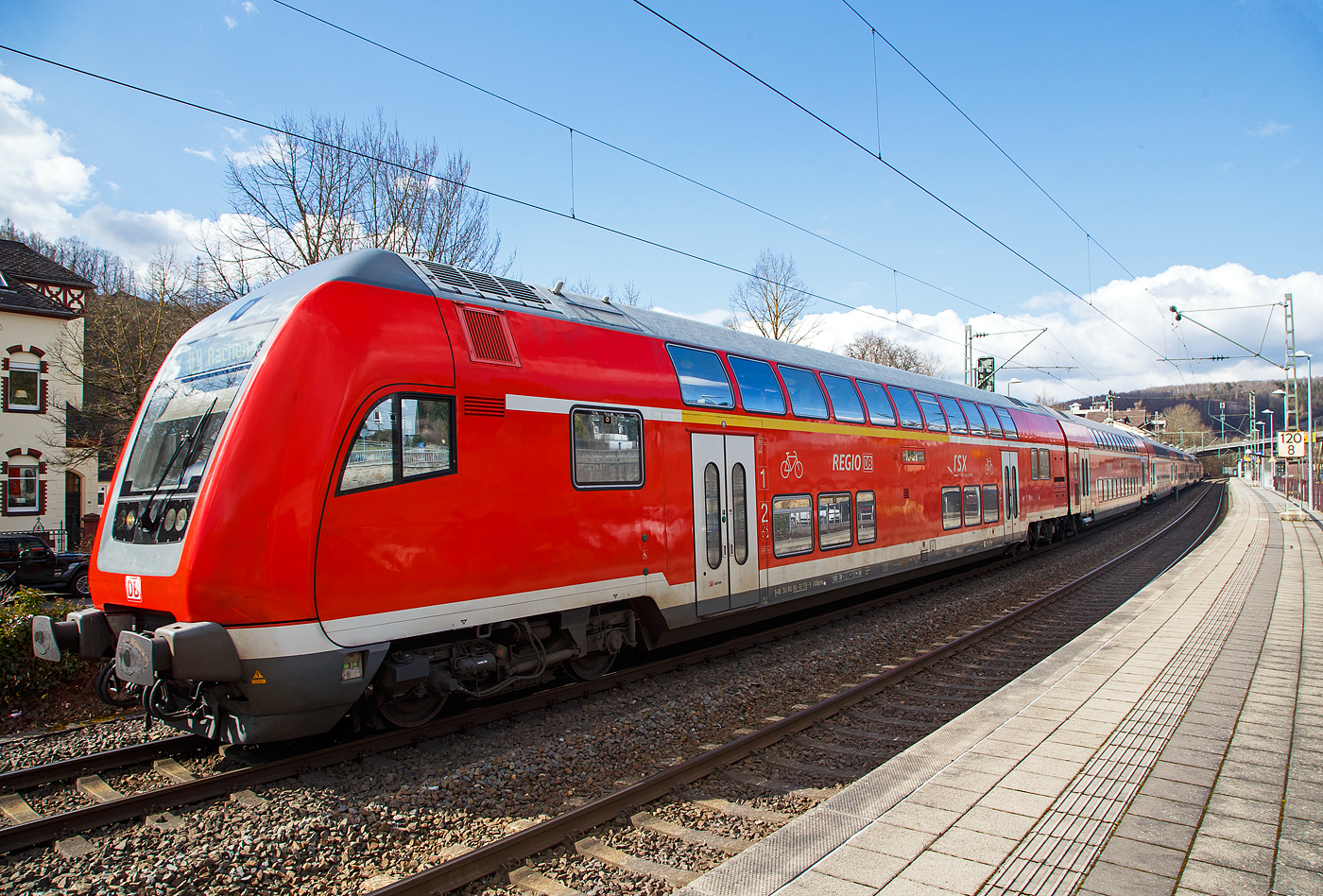 Steuerwagen voraus verlässt der RE 9 rsx - Rhein-Sieg-Express (Siegen – Köln – Aachen) am 19.03.2021 den Bahnhof Kirchen (Sieg) in Richtung Betzdorf.

Vorne der klimatisierte 1./2. Klasse Doppelstock-Steuerwagen (DoSto-Steuerwagen) ist der D-DB 50 80 86-81 119-9 der Gattung DABpbzfa 767.3, vom rsx - „Rhein-Sieg-Express“ der DB Regio NRW der DB Regio NRW. Dieser wurde 2010 von Bombardier im Werk Görlitz gebaut für den „Rhein-Sieg-Express“ der DB Regio NRW. Von der Bauart 767.3 gibt es auch nur 2 Stück diesen und den 118-1 beide sind beim Rhein-Sieg-Express (RE 9) im Einsatz.

TECHNISCHE DATEN:
Hersteller: Bombardier Werk Görlitz, ex Deutsche Waggonbau AG (DWA)
Spurweite: 1.435 mm
Länge über Puffer: 27.270 mm
Wagenkastenlänge: 26.660 mm
Wagenkastenbreite: 2.784 mm
Höhe über Schienenoberkante: 4.631 mm
Drehzapfenabstand: 20.000 mm
Achsstand im Drehgestell: 2.500 mm
Drehgestellbauart: Görlitz VIII
Leergewicht: 53 t
Höchstgeschwindigkeit: 160 km/h
Bremsbauart: KE-PR-A-Mg-mZ (D)
Sitzplätze: 38 (1.Klasse) / 41 (2. Klasse)
Toiletten: 1, behindertengerecht, geschlossenes System
Bemerkungen: 2 Mehrzweckabteil, 1 Dienstraum, uneingeschränkt dieselloktauglich

Schublok war die 146 006-2 (91 80 6146 006-2 D-DB) der DB Regio NRW.