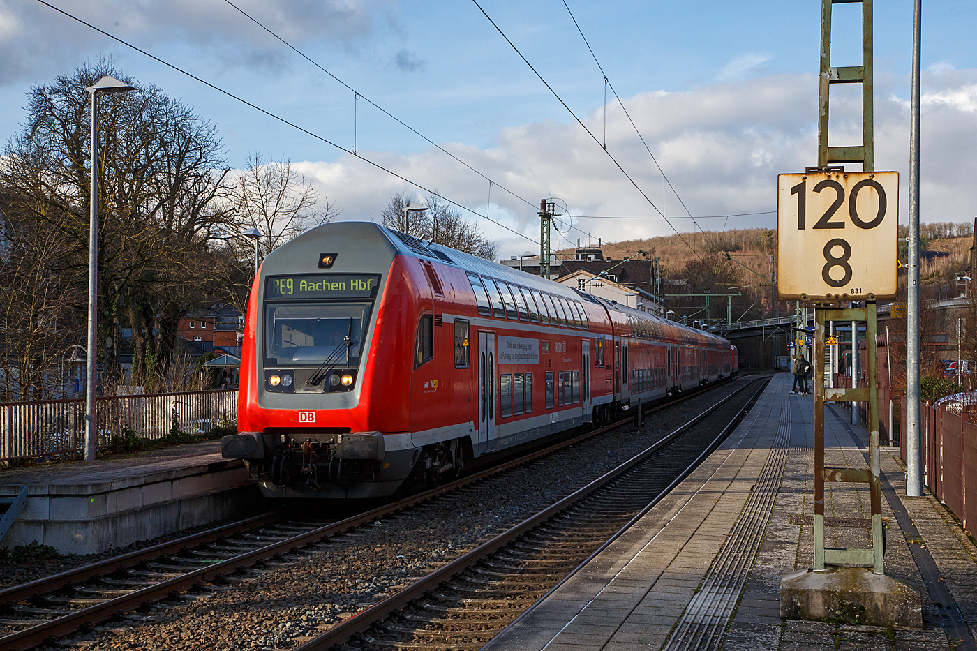 Steuerwagen voraus verlässt der RE 9 rsx - Rhein-Sieg-Express (Siegen – Köln – Aachen) am 17.01.2023 den Bahnhof Kirchen (Sieg). Schublok war die 146 003-9 (91 80 6146 003-9 D-DB) der DB Regio NRW.