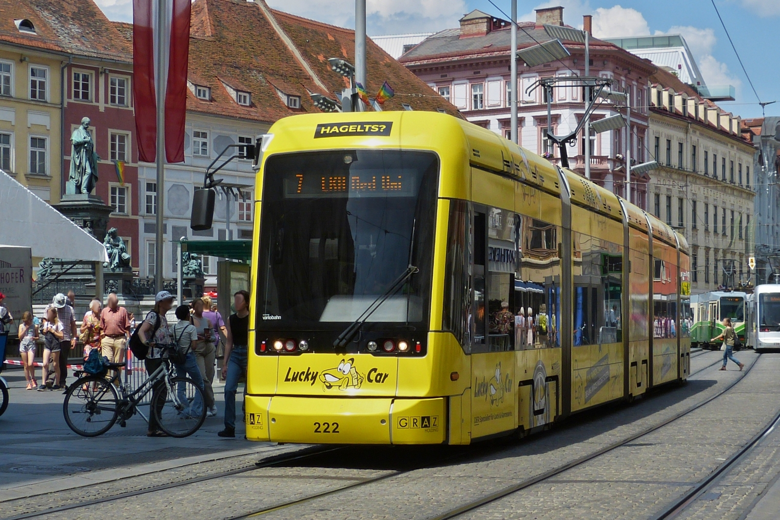 Straßenbahn 222, hält an Haltestelle am Hauptplatz in Graz. 06.2023
 
Technische Daten. Gebaut von Stadler Pankow, BJ 2009 – 2015, 45 Stück,  Sitzplätze 47- Stehplätze 98, Leergewicht 38,4 t, L 27,47 m, B , Geschwindigkeit max 70 km/h, (Quelle Wikipedia) 
