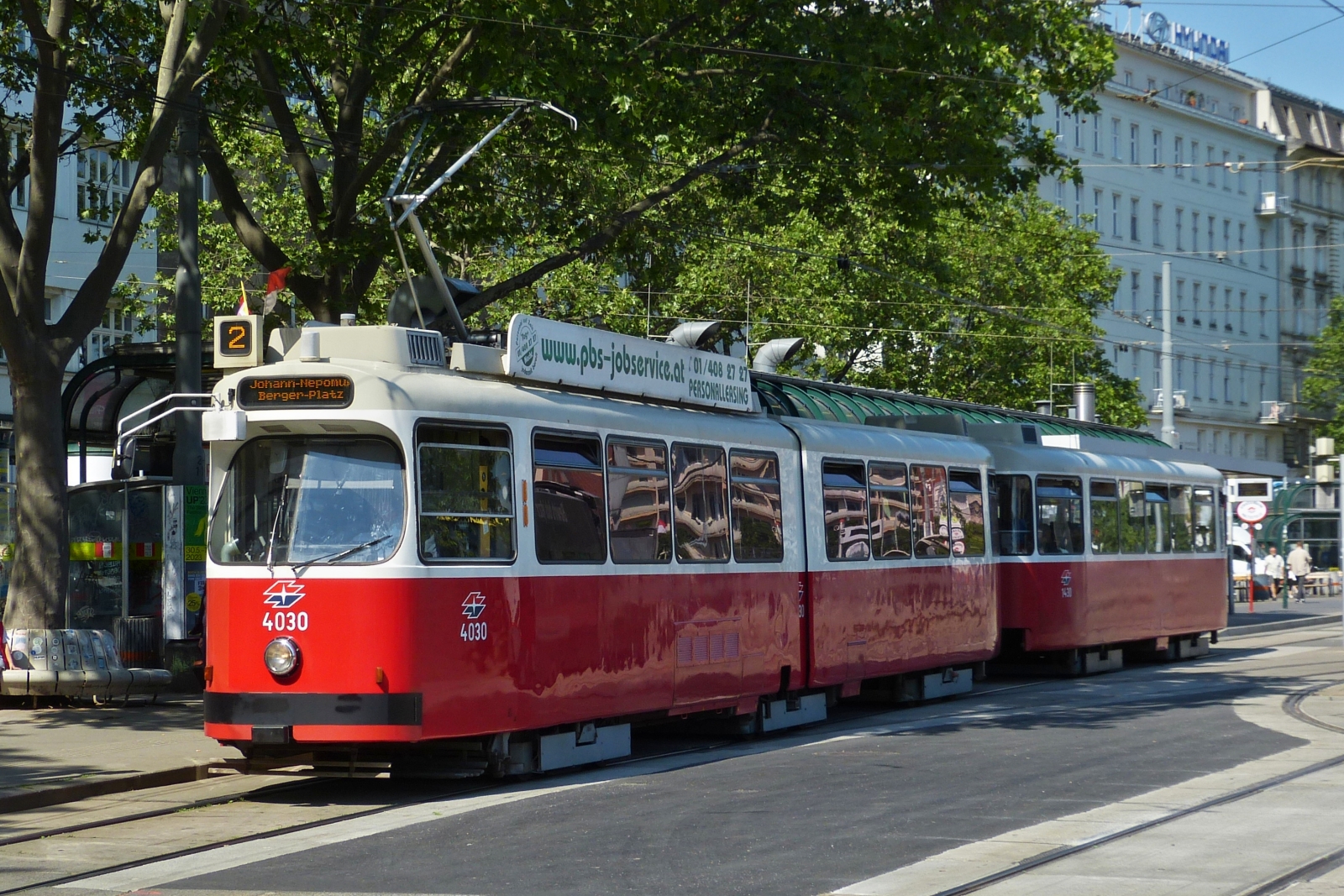 Straenbahn 4030 mit Beiwagen, auf der Linie 2 unterwegs, beim verlassen die Haltestelle am Schwedenplatz aufgenommen. 01.06.2023