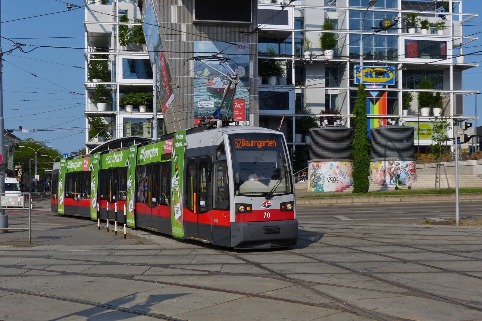Straenbahn 70 nhert ihrem Wendekreis am unteren Ende der U-Bahnstation am Westbahnhof von Wien, unterwegs auf der Linie 52,  im Bild ist ein Teil des Schienen Wirrwarrs zu sehen, weil hier viele Linien auf einander Treffen. 31.05.2023
Gebaut von: Simmering-Graz-Pauker (heute Siemens), Niederflurwagen. TYP A1 / ULF (Ultra Low Floor) seit 2007 im Einsatz. Sitz- 42, Stehpltze 94, Klimatisiert. 