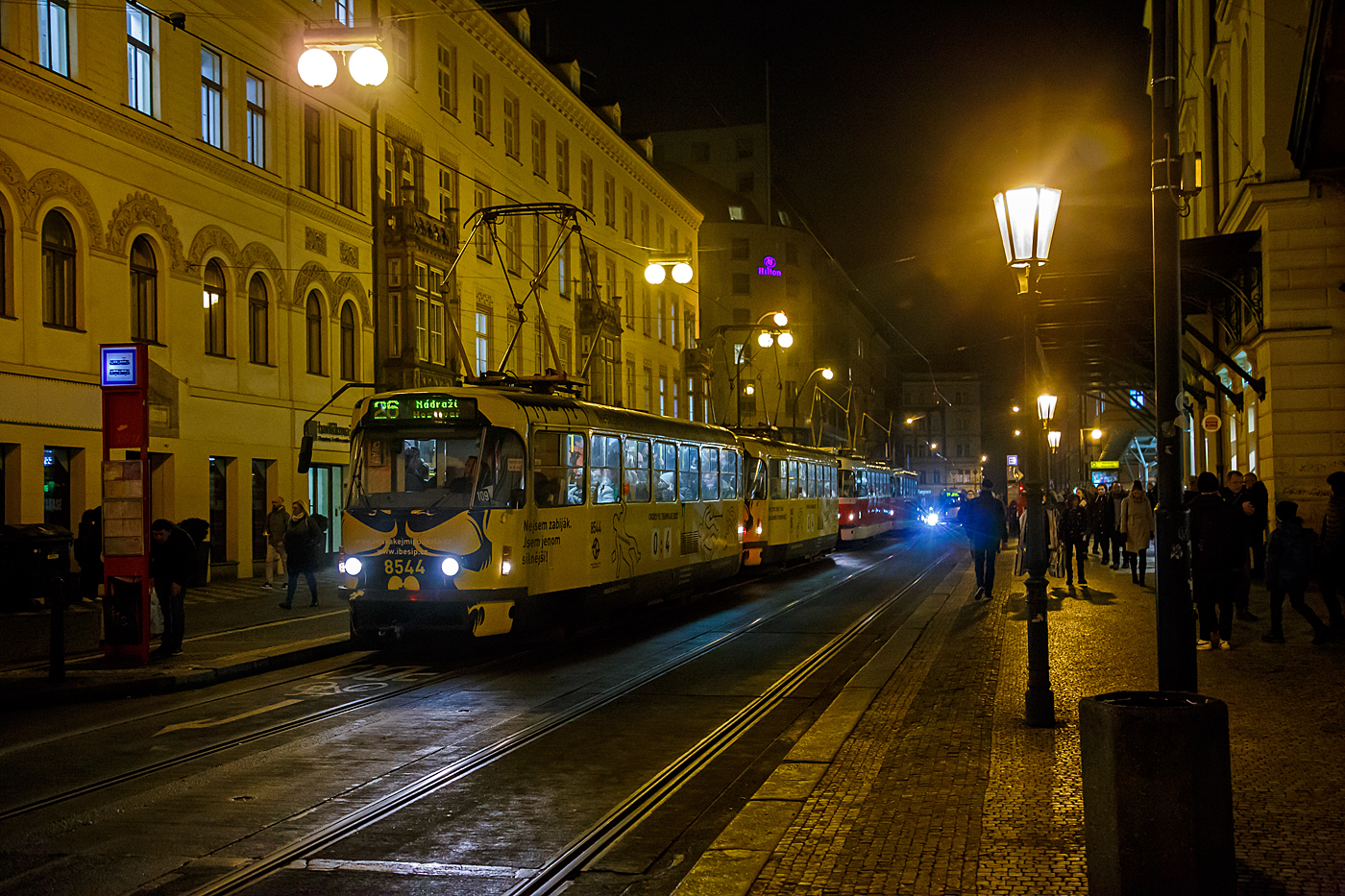 Straßenbahn Prag, die beiden ČKD Tatra T3R.P Triebwagen DPP 8544 gekuppelt mit dem DPP 8545 am Abend des 23.11.2022 als Linie 26 beim Prager Masaryk Bahnhof (Praha Masarykovo nádraží).