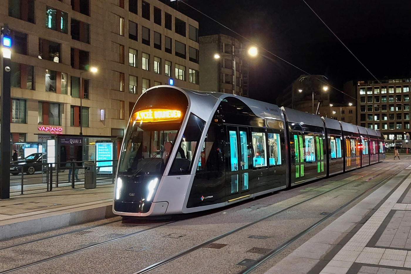 Strassenbahnfahrzeug 110, kurz vor Mitternacht an der Haltestelle, Bahnhof von Luxemburg. Mein erstes Nachtfoto mit dem Smartphone. (Hans) 08.10.2022