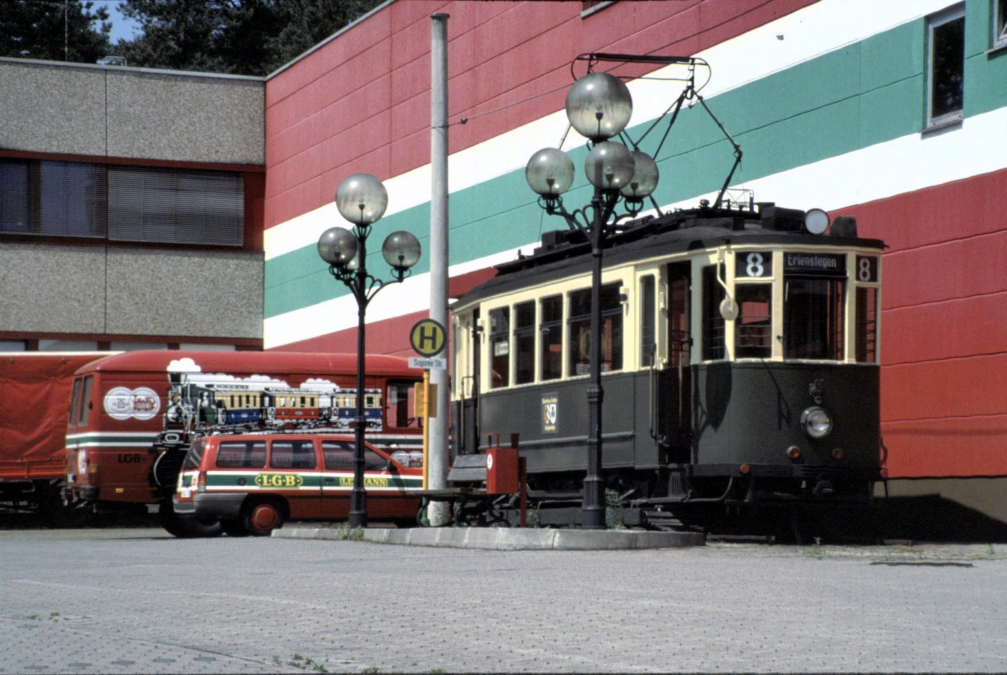 T 2 Straßenbahn in Nürnberg bei der Firma Lehmann Gartenbahn. Bei einem Brand in den 90er Jahren wurde auch die Straßenbahn ein Raub der Flammen. Foto im Mai 1990.