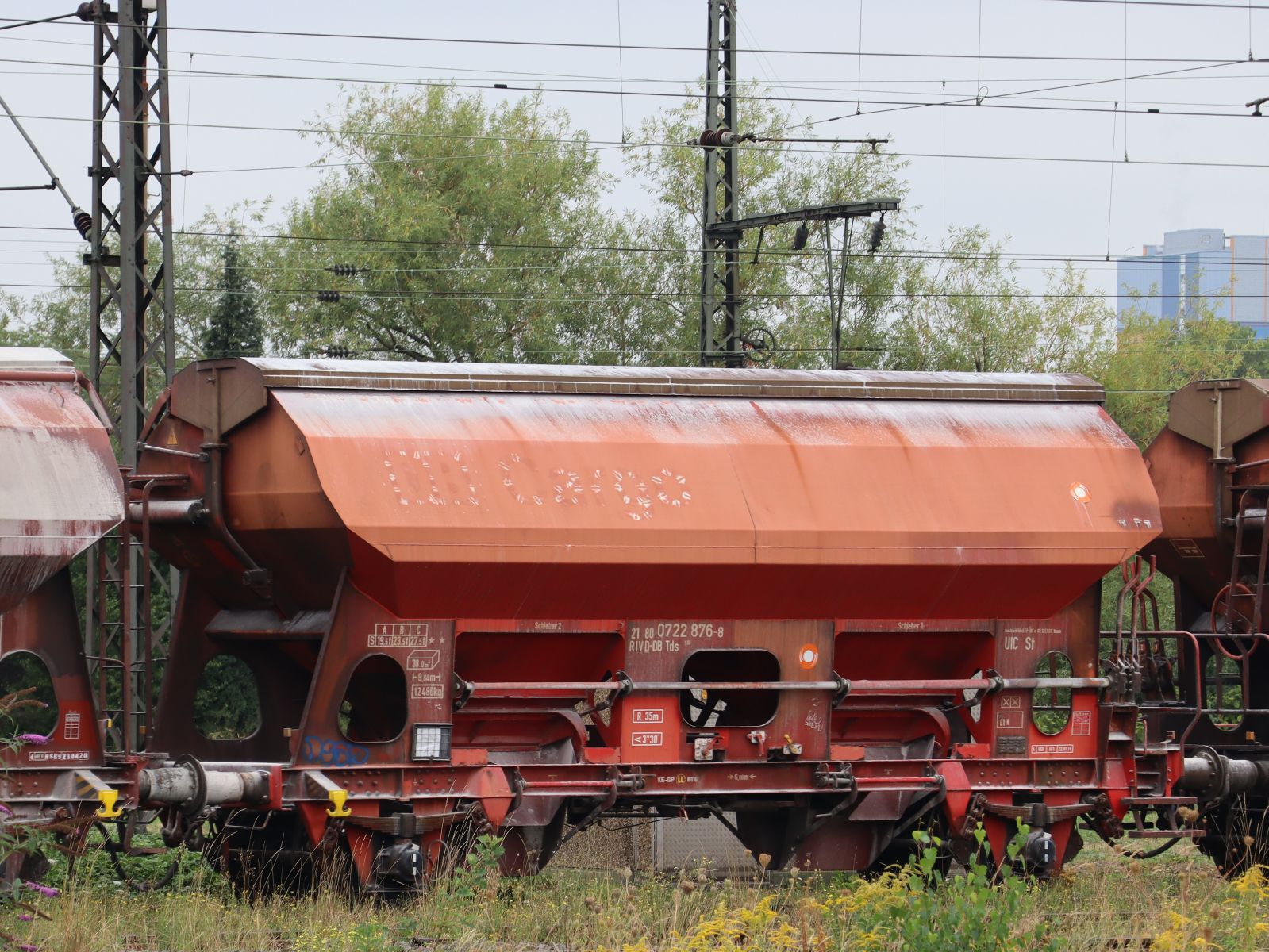 Tds 930 DB Cargo Zweiachsiger Schttgutwagen mit Schwenkdach und dosierbarer Schwerkraftentladung mit nummer 21 RIV 80 D-DB 0722 876-8 Gterbahnhof Oberhausen West 18-08-2022.


Tds 930 twee-assige zelflosser met zwenkdag van DB Cargo met nummer 21 RIV 80 D-DB 0722 876-8 goederenstation Oberhausen West Duitsland 18-08-2022.