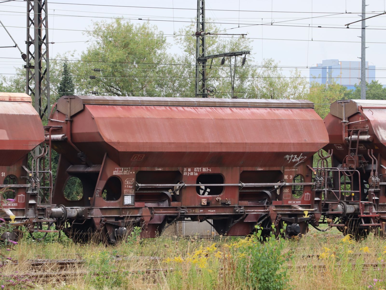 Tds DB Cargo Zweiachsiger Schttgutwagen mit Schwenkdach und dosierbarer Schwerkraftentladung mit nummer 21 RIV 80 D-DB 0721-063-4 Gterbahnhof Oberhausen West Deutschland 18-08-2022.


Tds twee-assige zelflosser met zwenkdak van DB Cargo met nummer 21 RIV 80 D-DB 0721-063-4  goederenstation Oberhausen West Duitsland 18-08-2022.