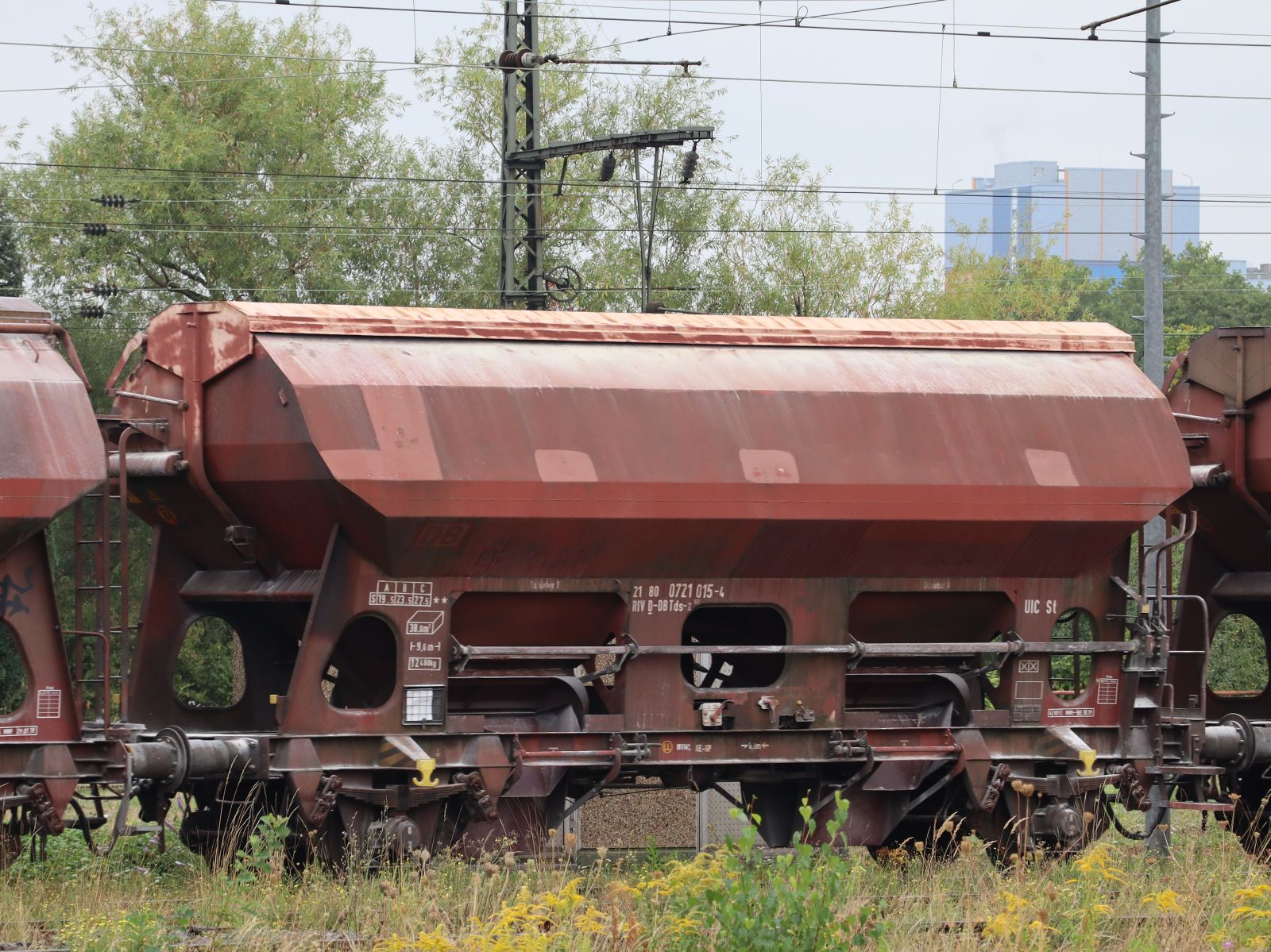 Tds-z DB Cargo Zweiachsiger Schttgutwagen mit Schwenkdach und dosierbarer Schwerkraftentladung mit nummer 21 RIV 80 D-DB 0721 015-4 Gterbahnhof Oberhausen 18-08-2022.

Tds-z twee-assige zelflosser met zwenkdag van DB Cargo met nummer 21 RIV 80 D-DB 0721 015-4 goederenstation Oberhausen West, Duitsland 18-08-2022.