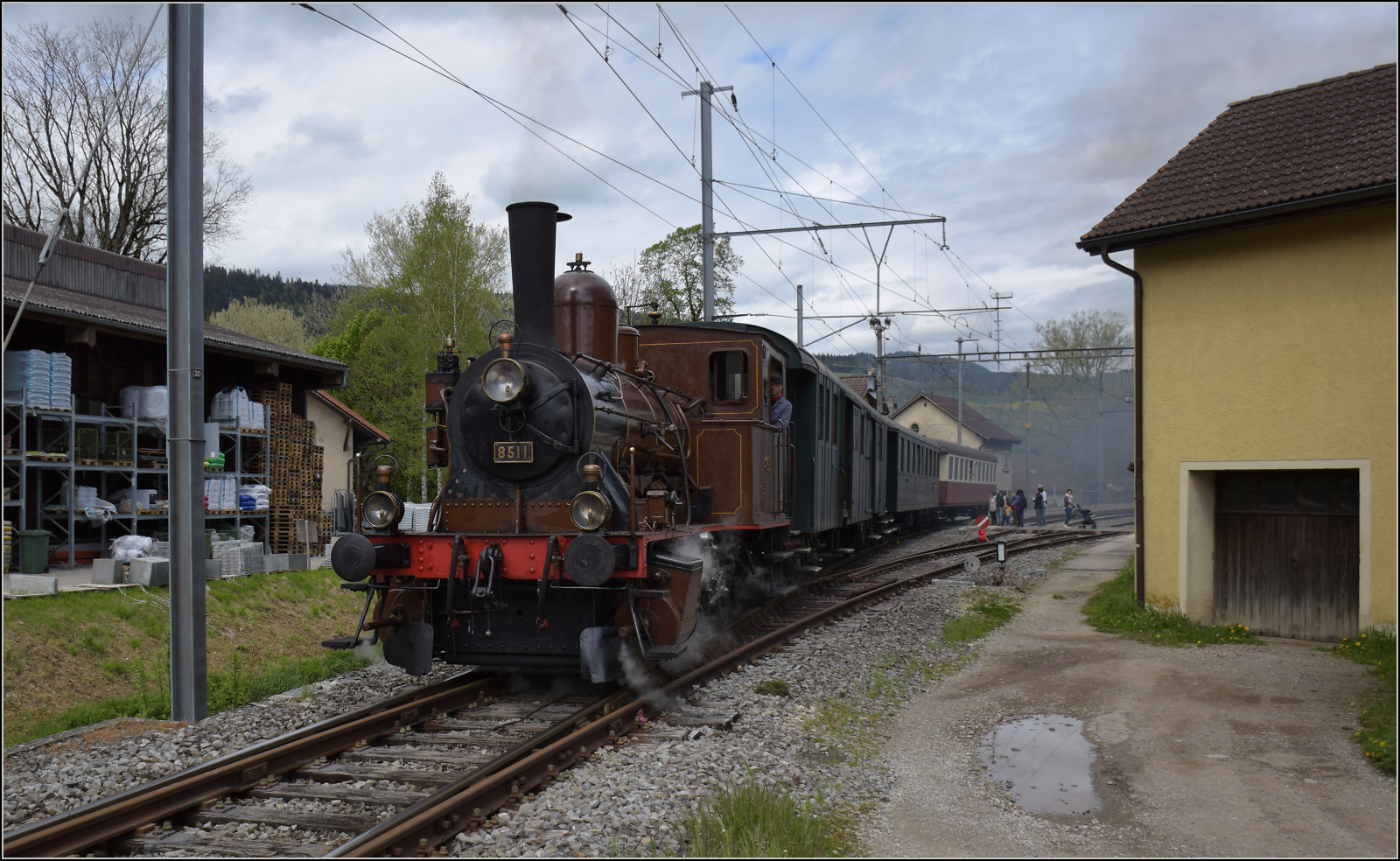 Train au fil de l'Areuse.

E 3/3 5811 in Môtiers. Angesichts des bevorstehenden Streckenumbaus darf bei diesen Bildern der Dampfzug die Nebensache sein. Mai 2024.