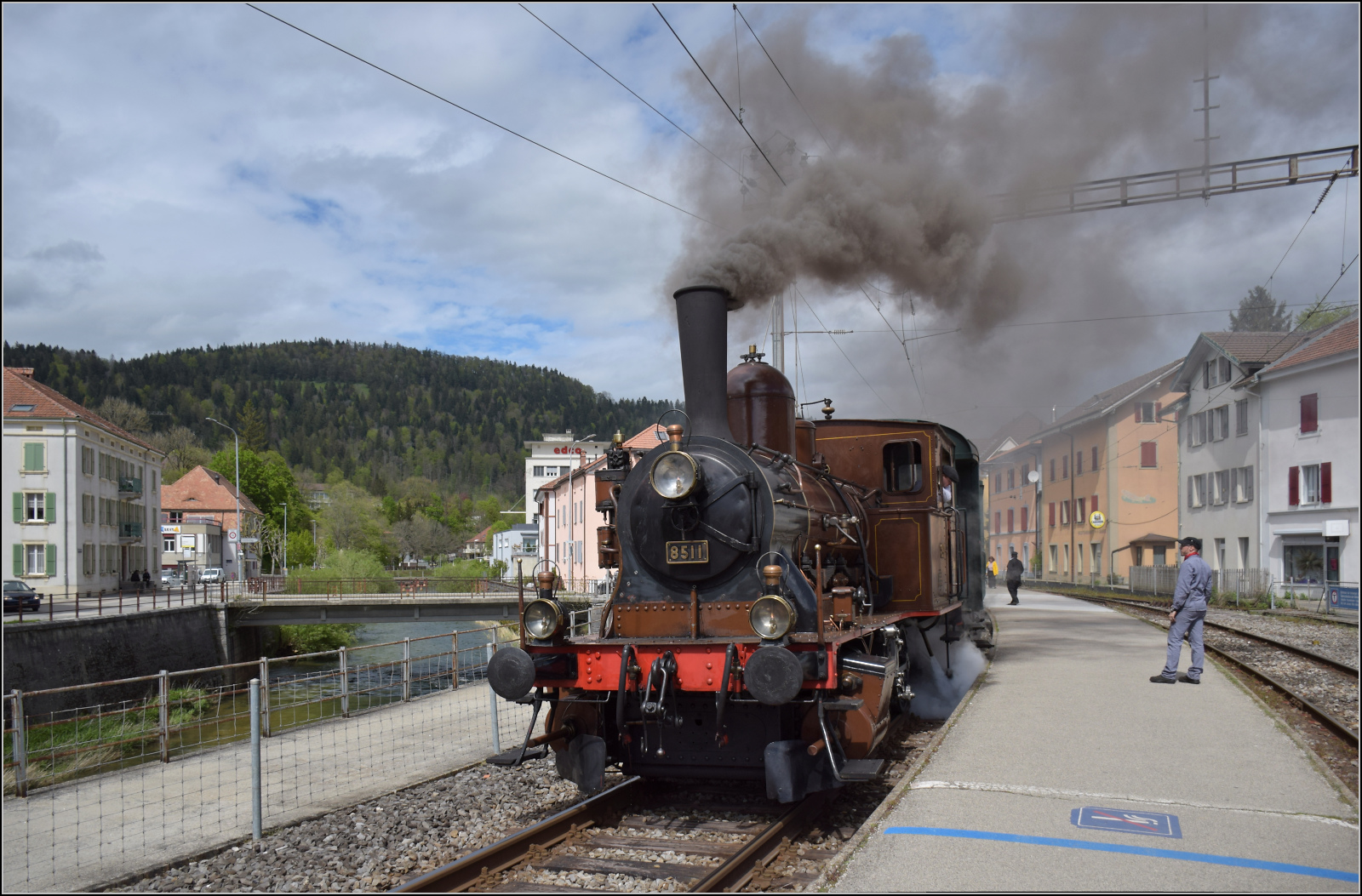 Train au fil de l'Areuse.

E 3/3 5811 in Couvet. Angesichts des bevorstehenden Streckenumbaus darf bei diesen Bildern der Dampfzug die Nebensache sein. Mai 2024.