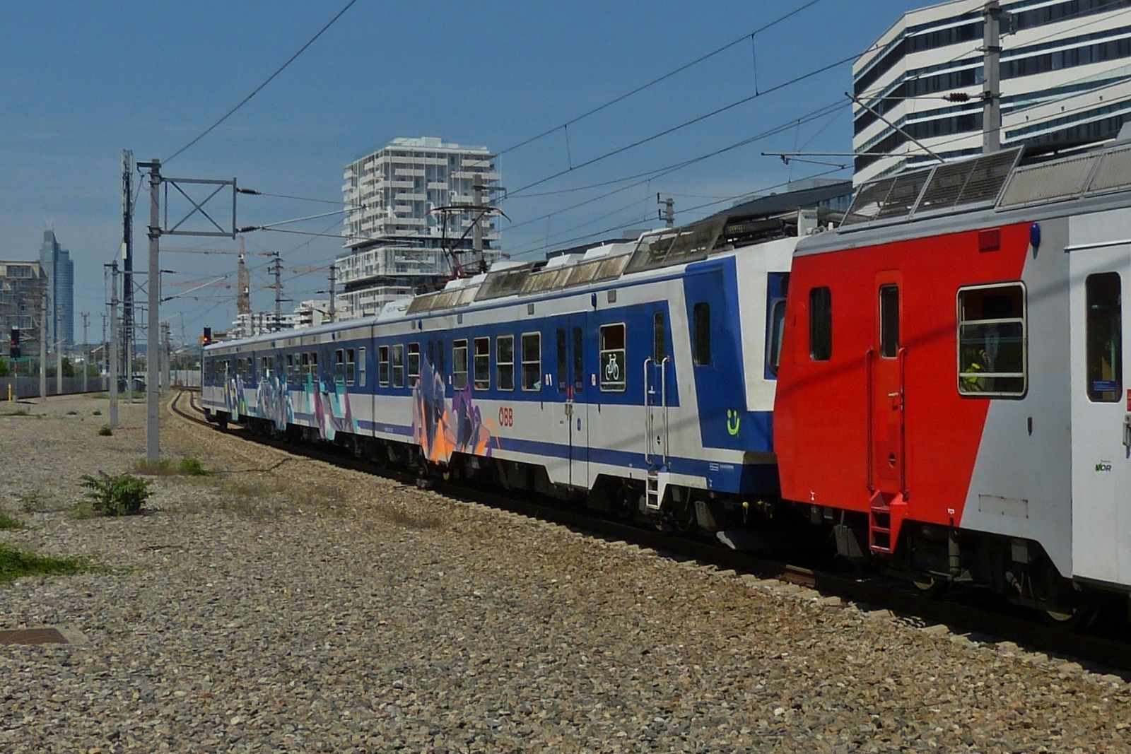 Triebzug 6020 305-6 am 6020 296-7 angehängt fährt als S-Bahn in den Bahnhof Wien Praterstern ein. 01.06.2023