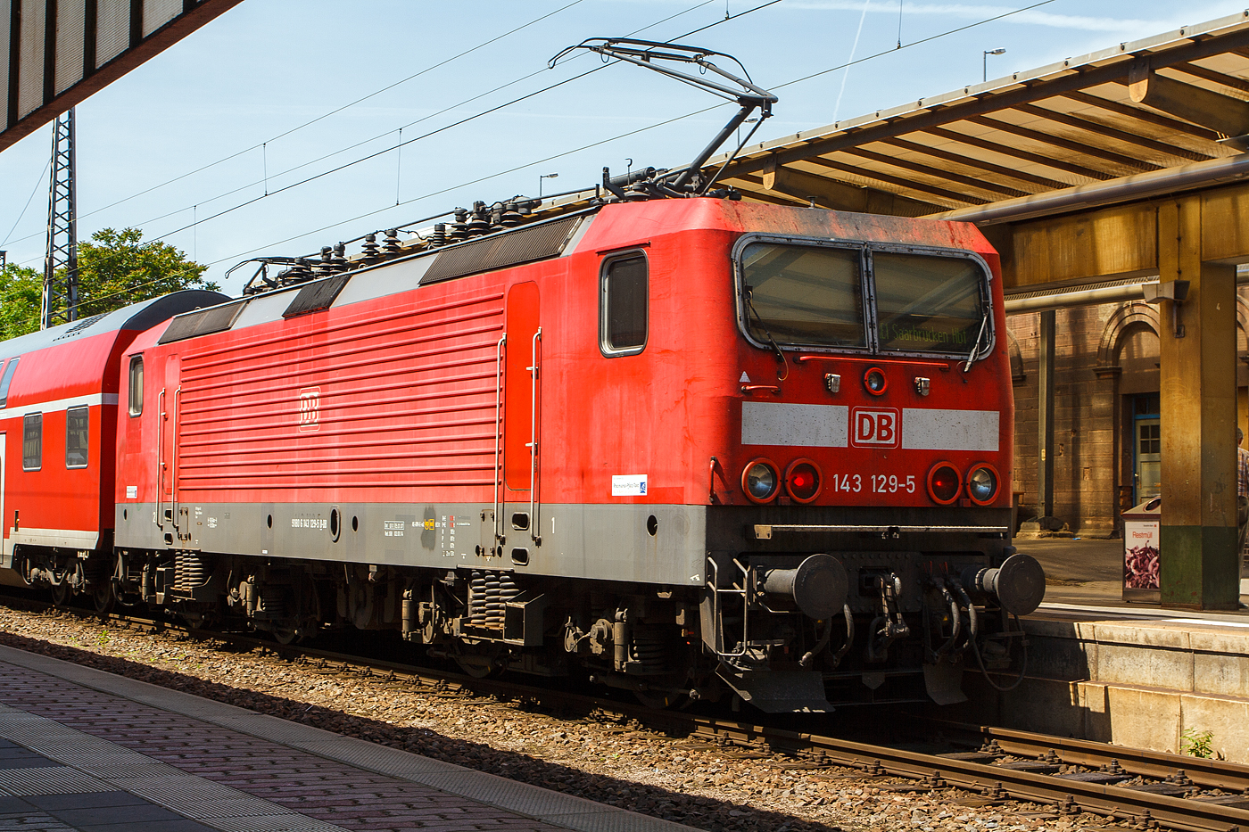 Trier Hauptbahnhof am 17 Juni 2013: Als der RE 1 Koblenz RE 1 Koblenz – Trier – Saarbr�cken, noch „Mosel-Saar-Express“ und nicht S�WEX (S�dwest-Express) hie�. Die 143 129-5 (91 80 6143 129-5 D-DB) der DB Regio S�dwest mit dem RE 1 von Koblenz nach Saarbr�cken beim Halt im Hauptbahnhof Trier.

Die Lok wurde 1986 bei LEW (VEB Lokomotivbau Elektrotechnische Werke Hans Beimler Hennigsdorf) unter der Fabriknummer 18505 gebaut und als DR 243 129-4 an die Deutsche Reichsbahn geliefert. Zum 01.01.1992 erfolgte die Umzeichnung in DR 143 129-5 und zum 01.01.1994 in DB 143 129-5. Ab dem 07.11.2018 war sie SSM Chemnitz (DB Stillstandsmanagement) abgestellt, am 11.02.2021 wurde sie bei Bender Rohstoff-Recycling e. K. in Leverkusen-Opladen zerlegt.