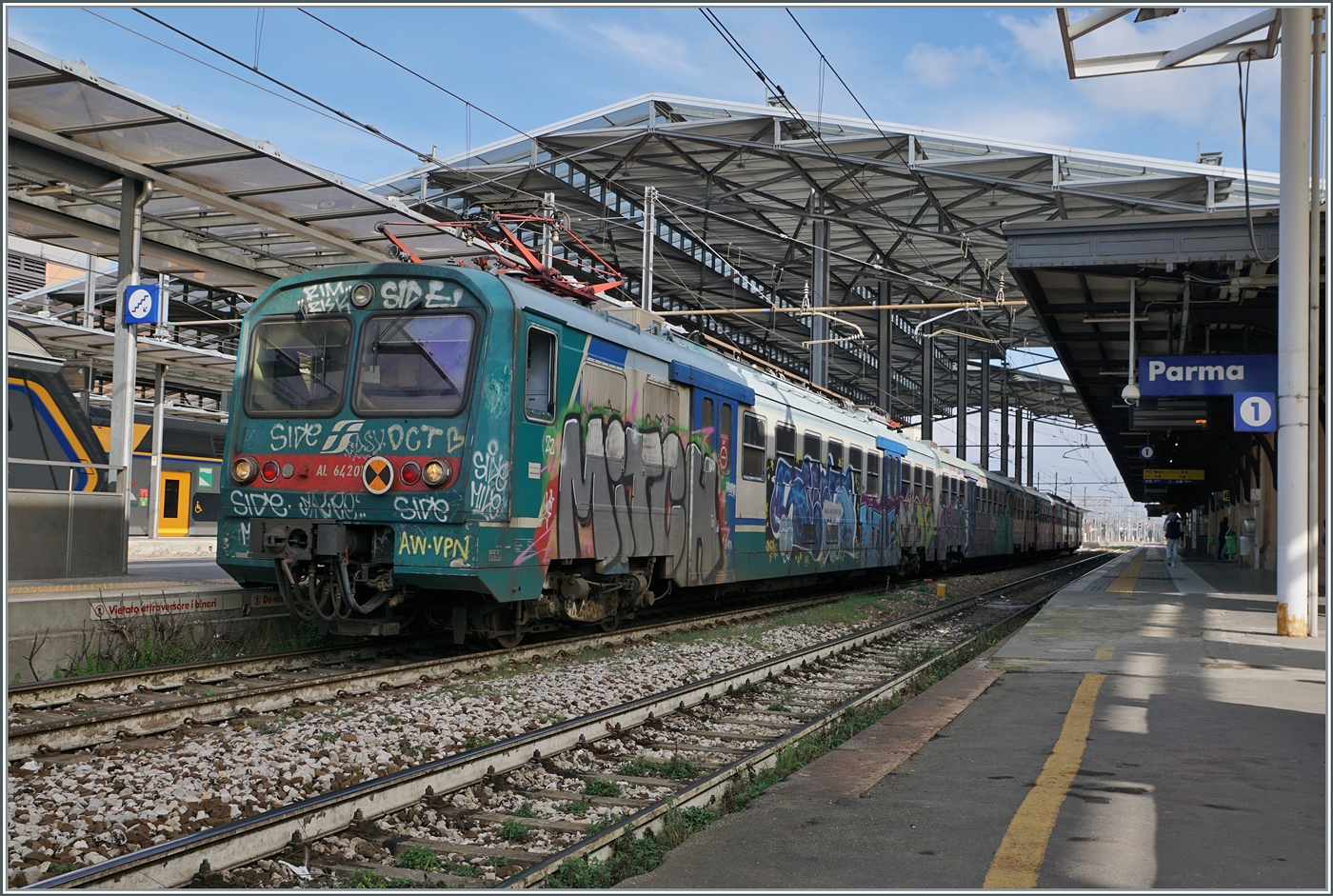 Trotz der vielen neuen Fahrzeuge bei der FS Trenitalia stand dann doch noch ein etwas älterer Triebwagen in Parma, der wohl auf die Abfahrt nach La Spezia wartete: der Ale 642 017; leider ziemlich verschmiert. 

15. März 2023