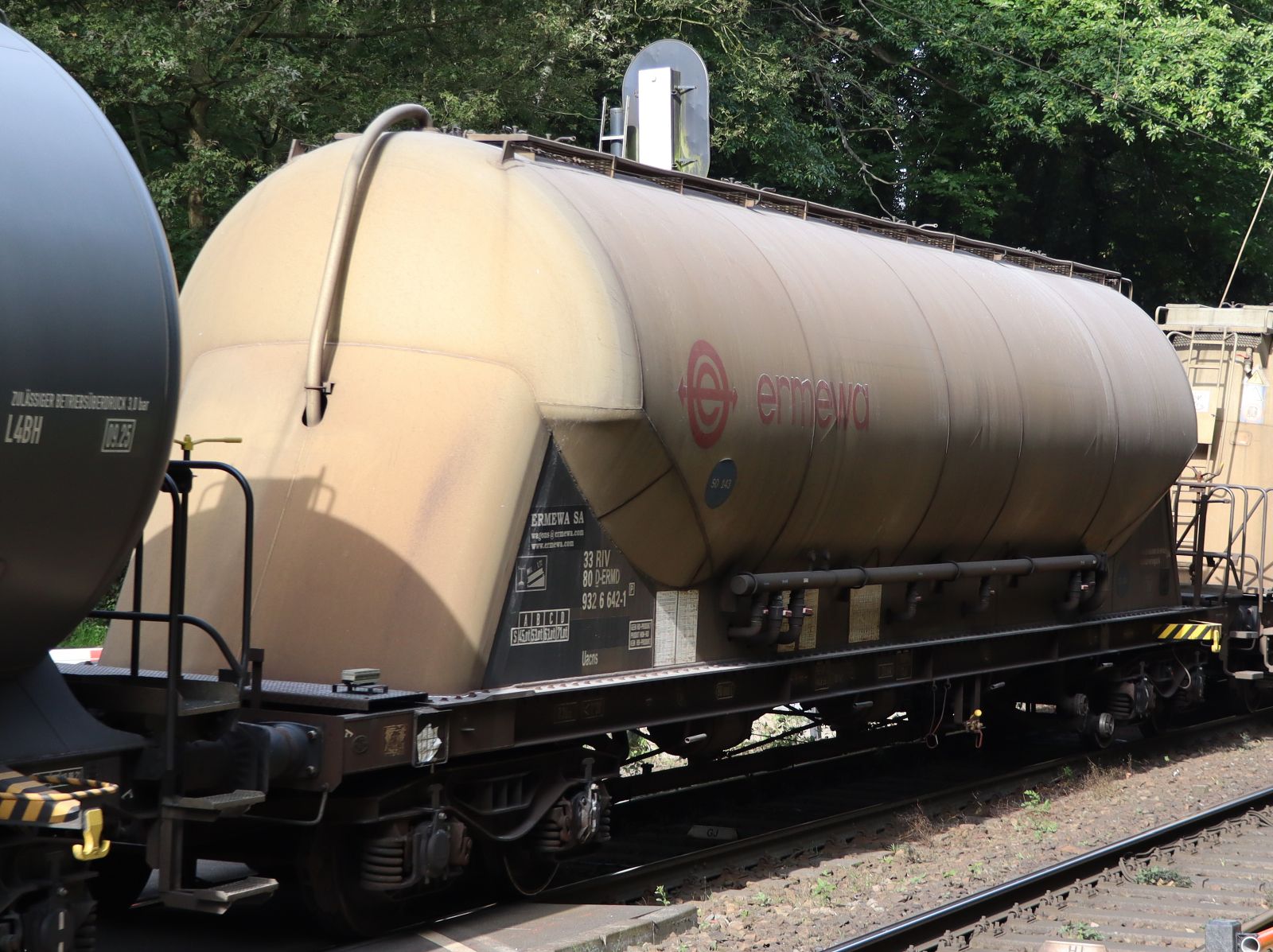 Uacns Ermewa Drehgestell-Staubgutwagen mit Nummer 33 RIV 80 D-ERMD 9326 642-1 Bahnbergang Bovenste Molenweg, Venlo Niederlande 28-09-2023.


Uacns vierassige silowagen uit Duitsland van Ermewa met nummer 33 RIV 80 D-ERMD 9326 642-1 Overweg Bovenste Molenweg, Venlo 28-09-2023.