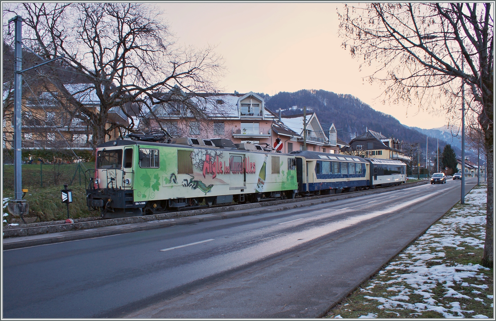 Über Nacht und noch (mindestens) bis in den Vormittag hinein stand dieser MOB  Panoramic Express  in Blonay. Die GDe 4/4 6006 sowie der MOB As 110 habe ich etwas aufgehübst, zeigten sie doch unschöne Spuren von Schmierfinken.

3. Februar 2023