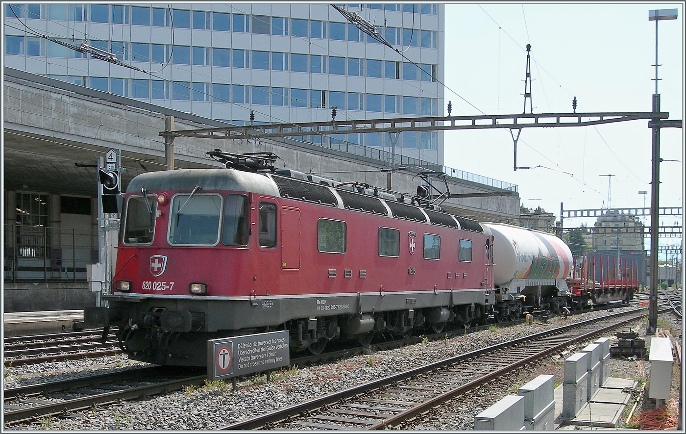 Und zu guter Letzt erschien die SBB Re 6/6 11625 (Re 620 025-7)  Oensigne  in Rot mit einem kurzen Güterzug aus Richtung Palézieux kommend. 

2. Mai 2025