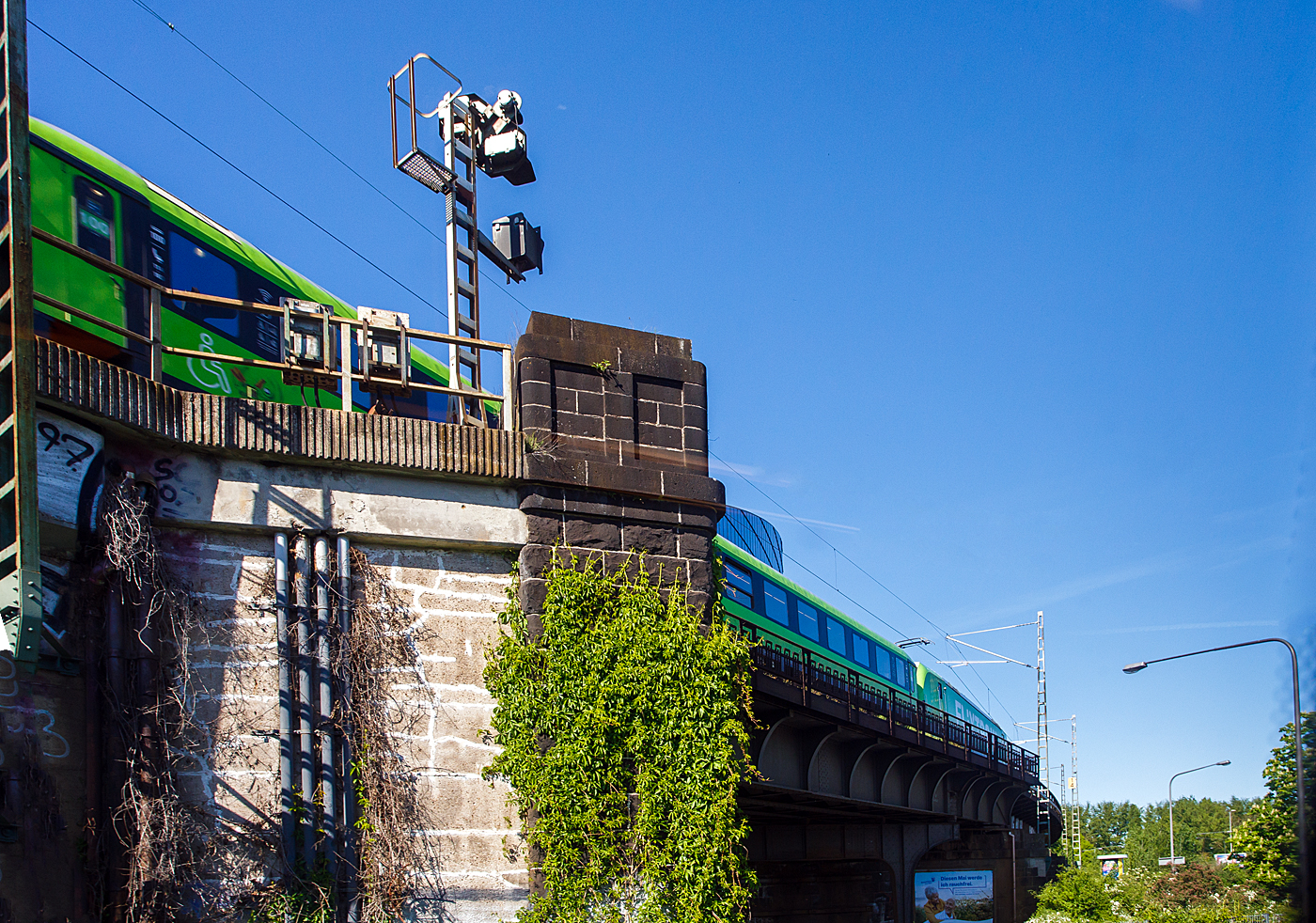 Unser ICE 4 (als ICE 7) kreuzt und unterf�hrt am 23 April 2026 in Frankfurt (Main) S�d, den FlixTrain FLX 1344 von Basel Bad Bf �ber Karlsruhe, Frankfurt (Main) S�d, Erfurt und Berlin Hbf nach Hamburg Hbf, der gerade den Bahnhof Frankfurt (Main) S�d (ehem. Bebraer Bf) verlassen hat. Unser ICE ist auf dem Weg nach Frankfurt (Main) Hbf, welchen wir auch bald erreichen. 