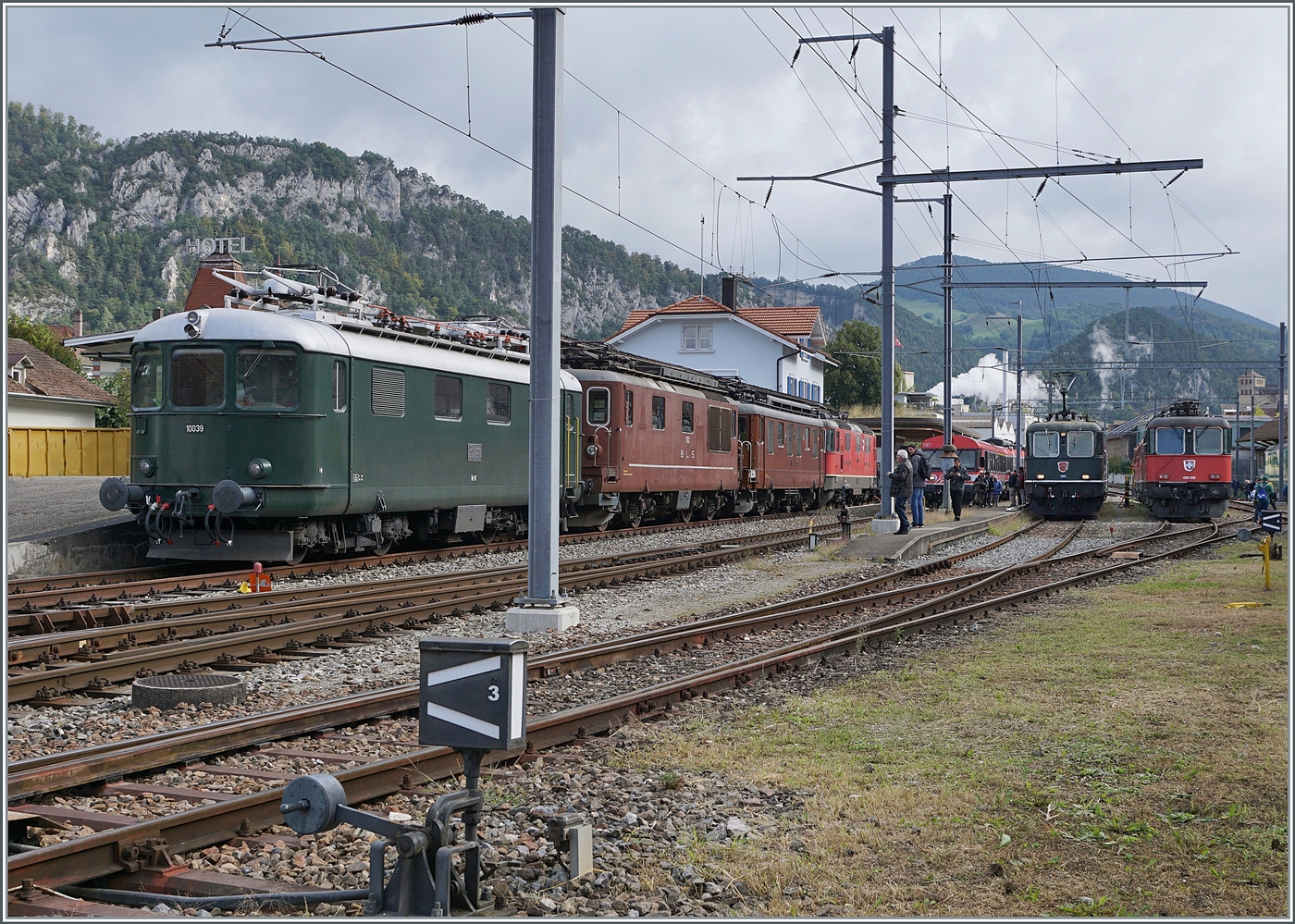 Unter vielen anderen  BoBo -Loks war in Balsthal auch die Re 4/4 I 10039 zu sehen. Die am 22. Dez. 1950 abgelieferte Loks gehört heute der Swiss Rail Traffic, welche sie als Re 416 628 von der Mittelthurgaubahn (MThB) übernommen hat. Vorgängig war die Re 4/4 I bei den SBB mit der heute noch angeschrieben Nummer 10039 im Einsatz und trug die verchromten Buchstaben SBB - CFF resp. SBB - FFS an den Seitenwänden.

14. Sept. 2024