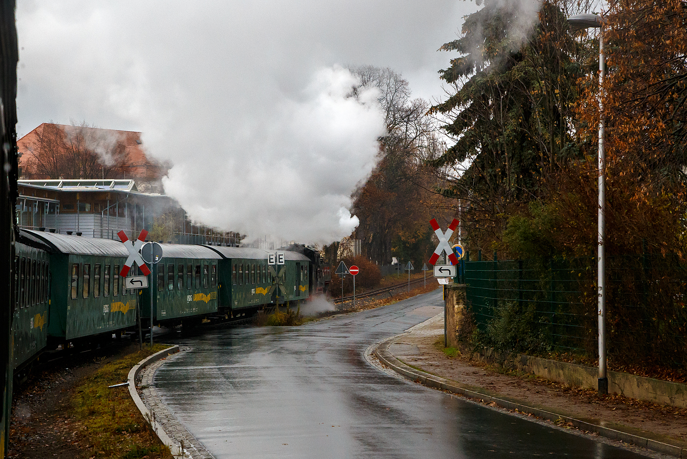 Unterwegs mit der Lnitzgrundbahn der SDG - Schsische Dampfeisenbahngesellschaft mbH unser Dampfzug, gezogen von der schsischen VII K (Altbau) 99 1761-8, befhrt hier am 07.12.2022 die Strecke in Radebeul bei der Pestalozzistrae / Steinbachstrae nahe der Meiner Strae.

Die Strecke der schsischen Schmalspurbahn Radebeul Ost - Moritzburg - Radeburg in der Spurweite von 750 mm (KBS 509, 12501) hat eine Lnge von 16,6 km. Betrieben wird die Bahn von der SDG - Schsische Dampfeisenbahngesellschaft mbH. Fr die Strecke wird heute auch die von der DB AG 1998 vergebene Marketingbezeichnung Lnitzgrundbahn verwendet. Umgangssprachlich wird sie dagegen meist als Lnitzdackel (kurz auch Dackel) oder frher Grundwurm bezeichnet.
