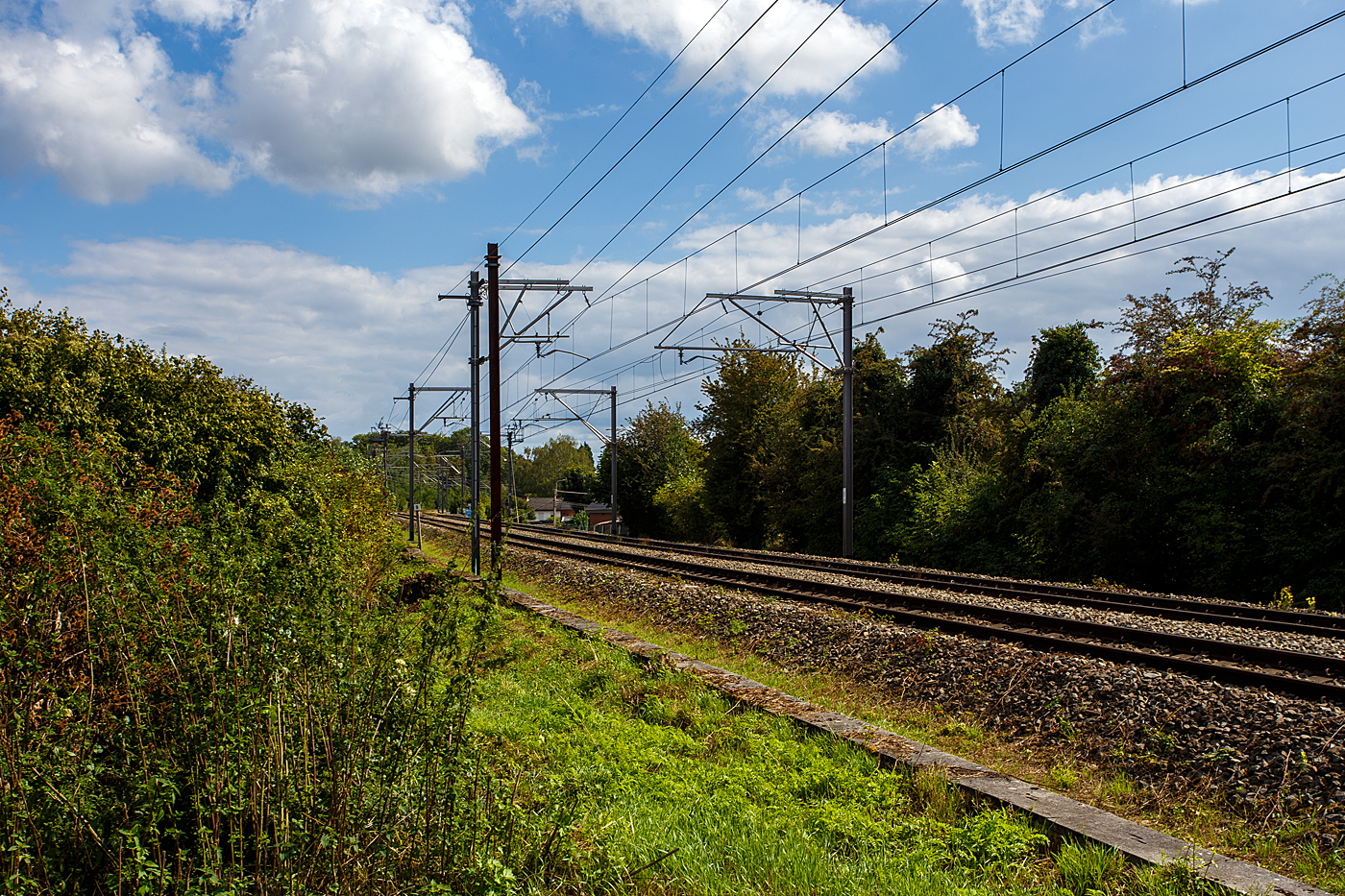 Unweit (ca. 500 m) vor der Bahnhof Bierset-Awans zweigt von der Bahnstrecke 36 Br�ssel–L�ttich (Ligne 36 Bruxelles-Nord – Li�ge-Guillemins) zeigt die 12,29 km lange G�terumgehungsbahn L�ttich als Strecke 36A / Ligne 36A nach Kinkempois ab. Hier am 01 September 2026, leider fuhr gerade kein G�terzug durch. 

Die zweigleisige elektrifizierte Strecke wird vorwiegend von schweren G�terz�gen genutzt, um die steile Rampe bei Ans zu umgehen, zudem m�ssen die Z�ge dann nicht durch den Bahnhof L�ttich-Guillemins. Die Geschwindigkeit auf der Strecke betr�gt 70 km/h.
