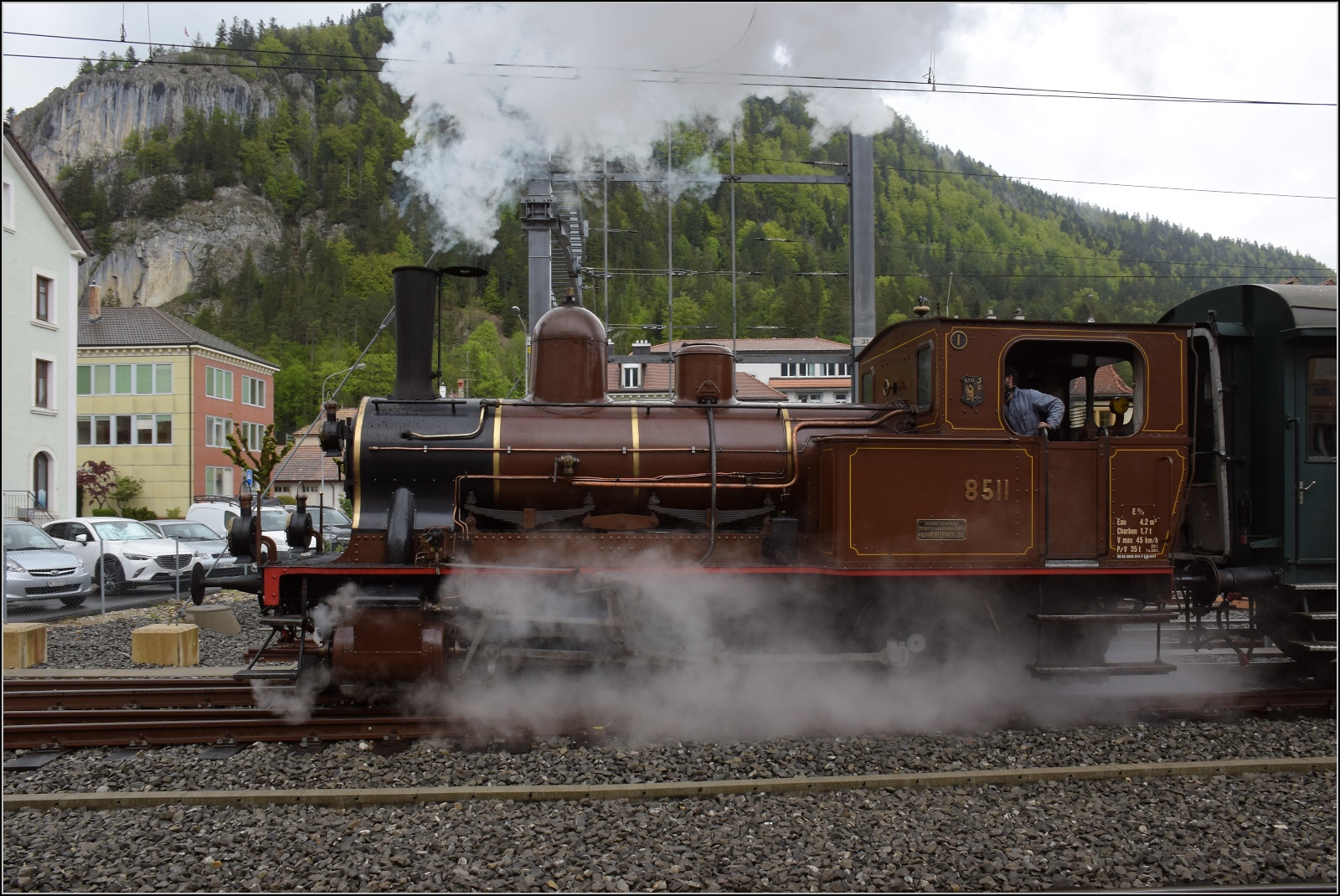 Vapeur Val-de-Travers: Train  Au fil de l'Areuse .

E 3/3 8511 in Fleurier. Mai 2023.