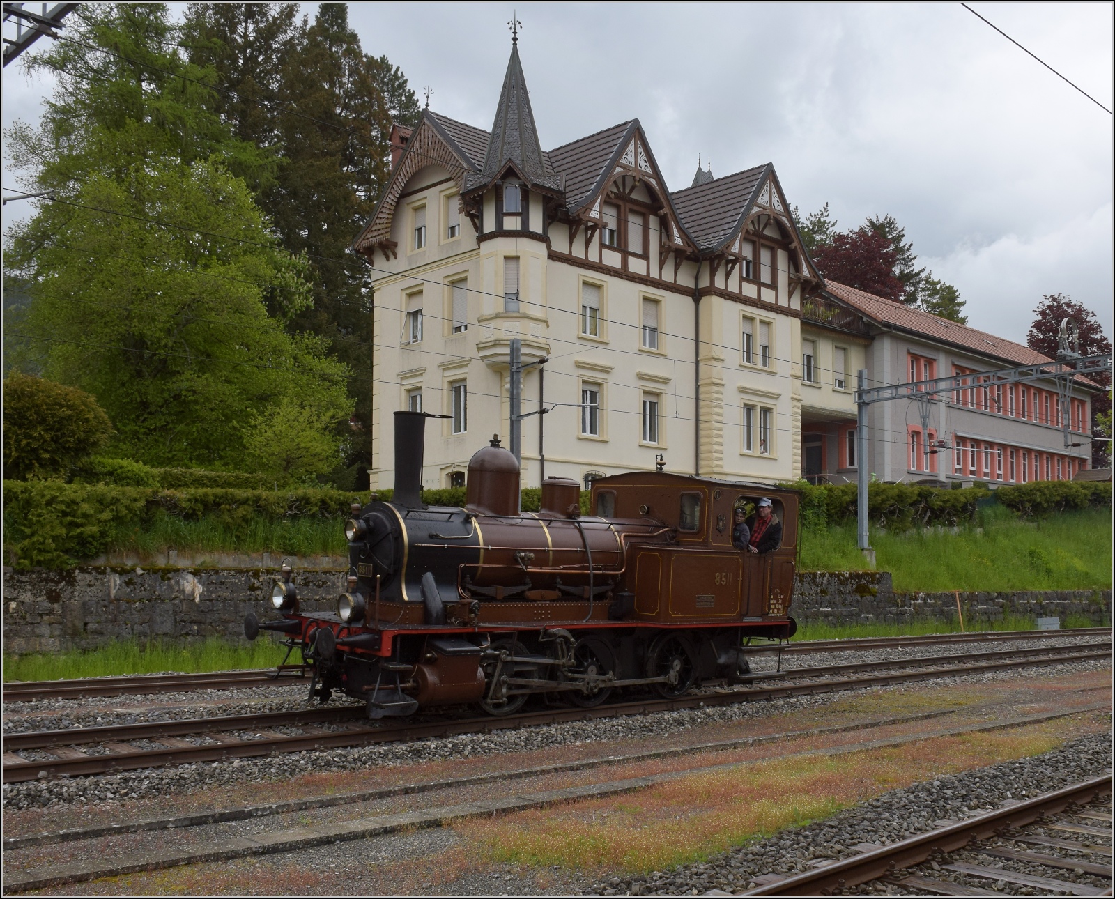 Vapeur Val-de-Travers: Train  Au fil de l'Areuse .

E 3/3 8511 umfährt in Travers ihren Zug. Mai 2023.