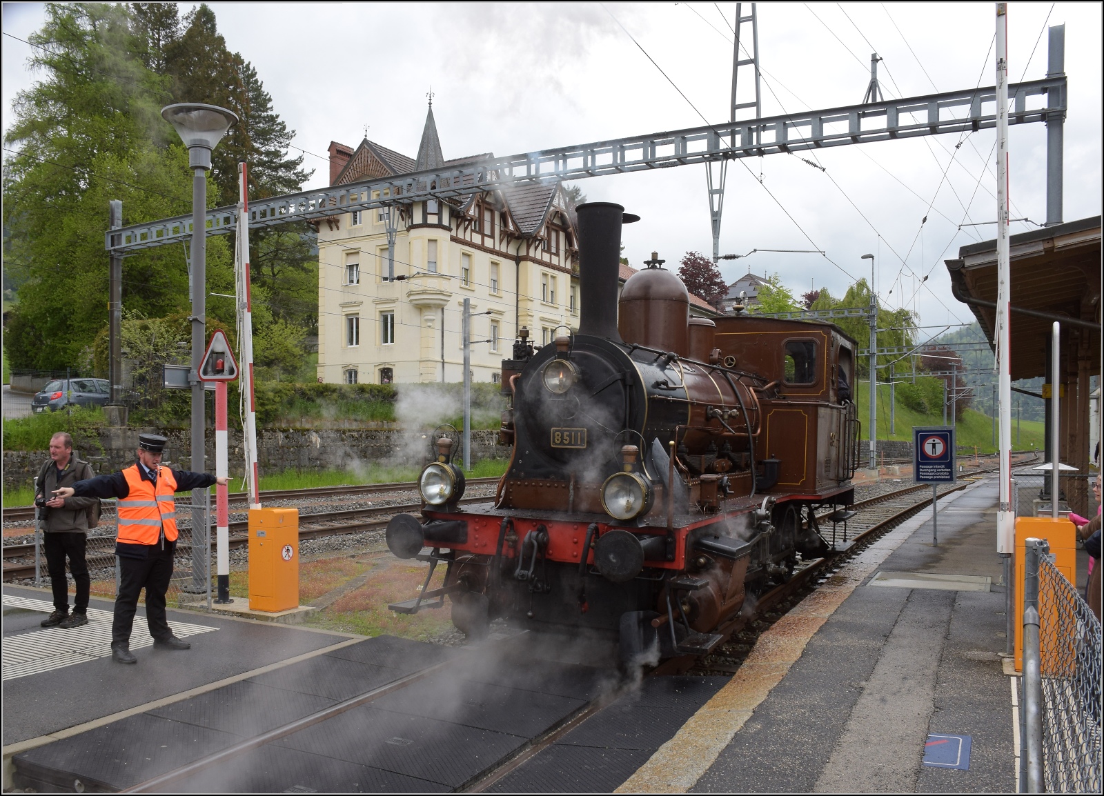 Vapeur Val-de-Travers: Train  Au fil de l'Areuse .

E 3/3 8511 umfährt in Travers ihren Zug. Mai 2023.