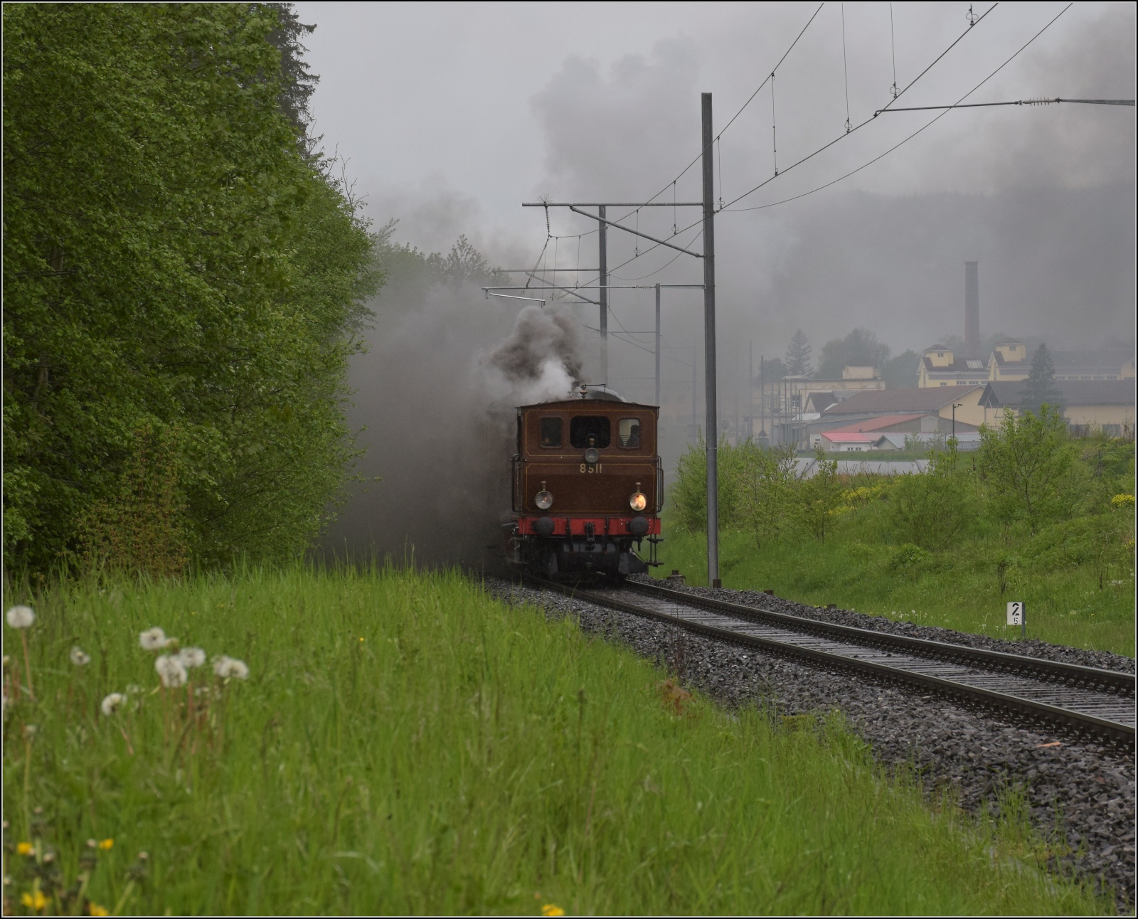 Vapeur Val-de-Travers: Train  Au fil de l'Areuse .

E 3/3 8511 nähert sich den Asphaltminen von La Presta. Mai 2023.