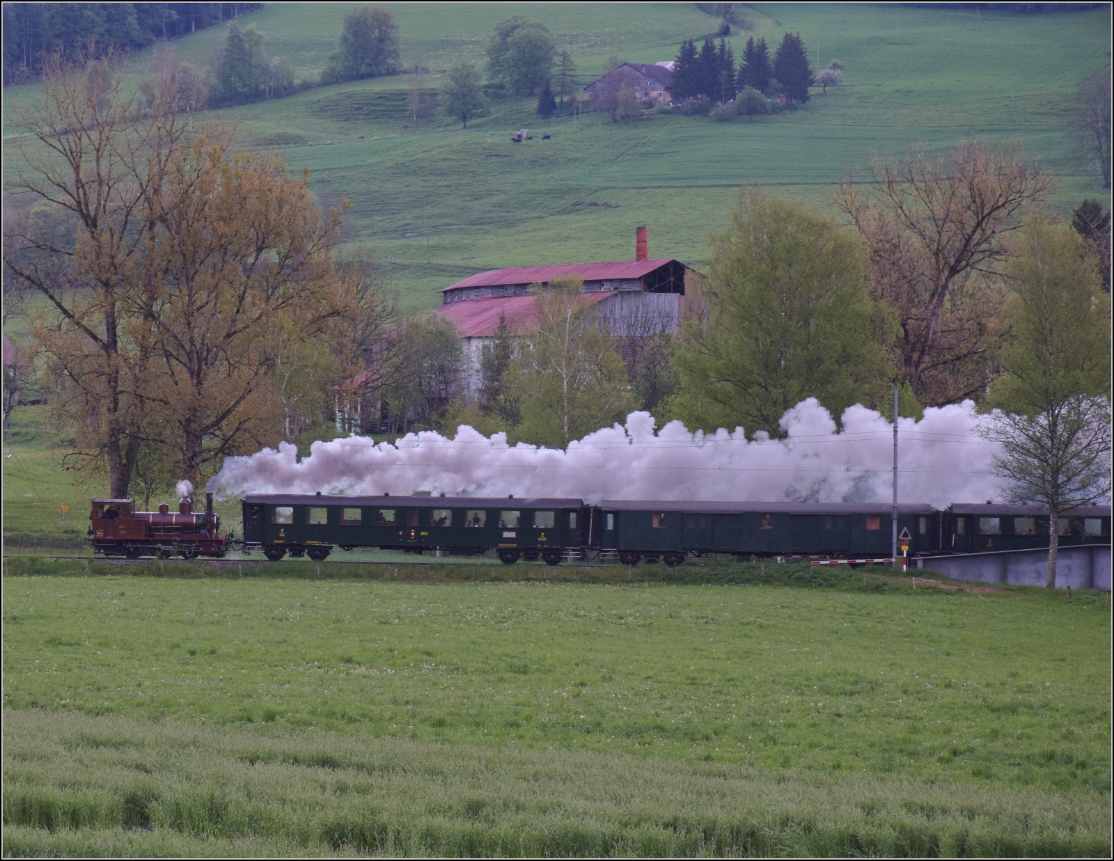 Vapeur Val-de-Travers: Train du Terroir.

E 3/3 8511 bei den Asphalt-Minen von La Presta. Mai 2023.