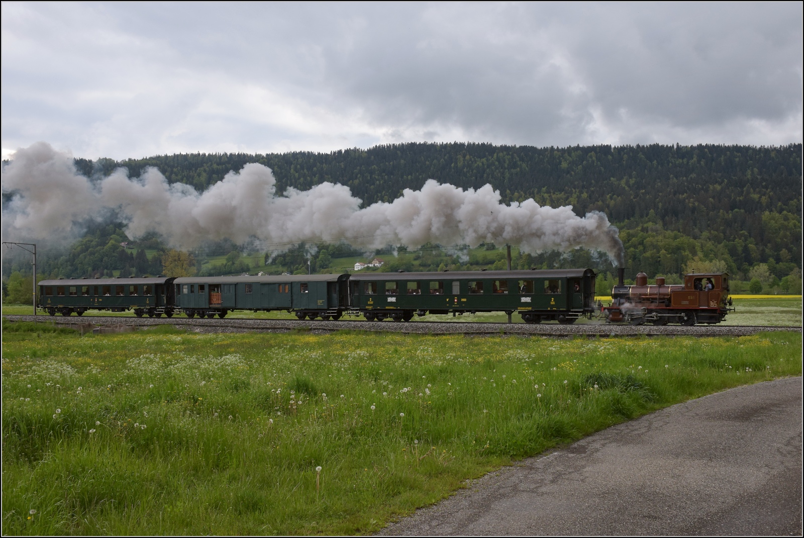 Vapeur Val-de-Travers: Train du Terroir.

E 3/3 8511 bei Môtiers. Mai 2023. 