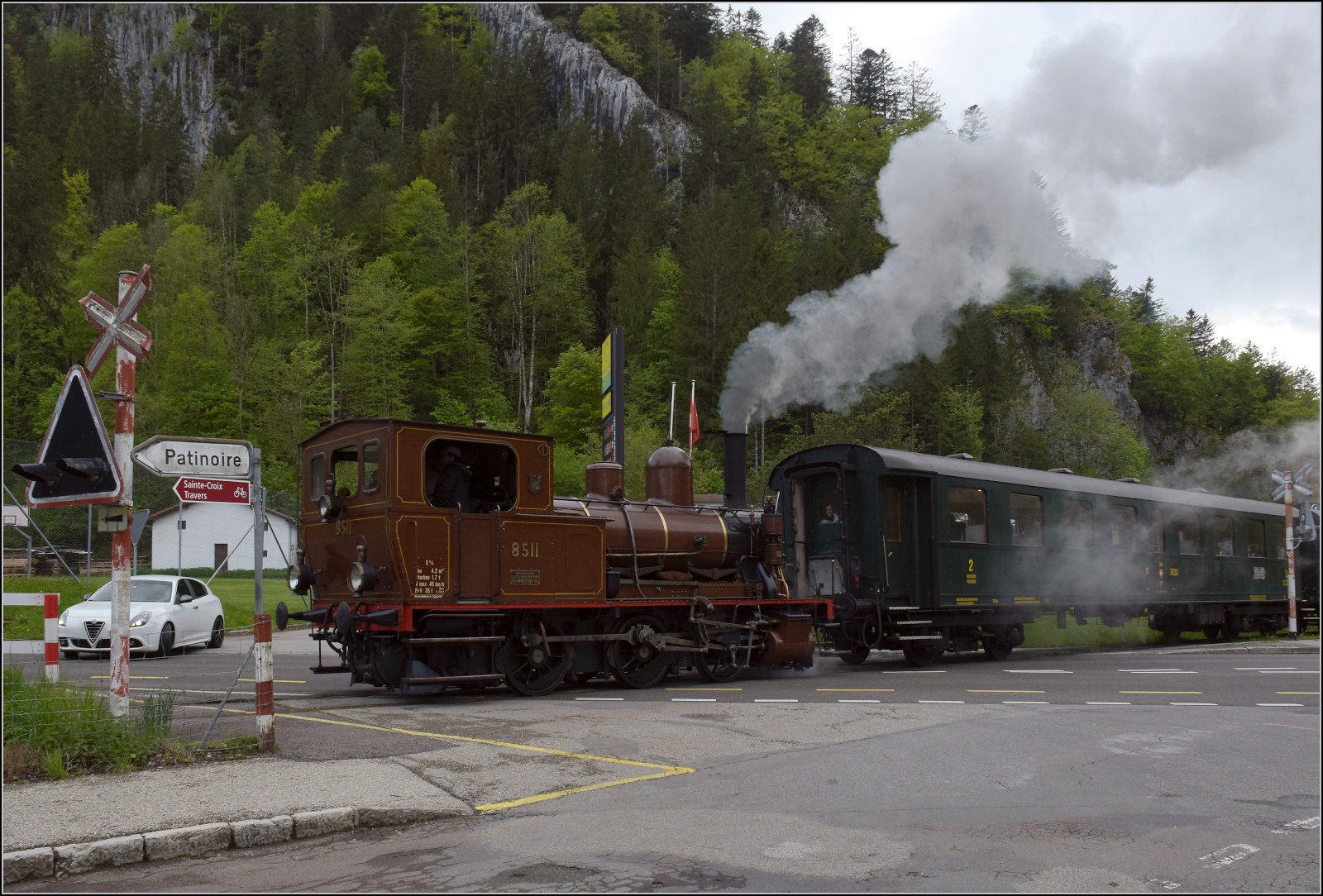 Vapeur Val-de-Travers: Train du Terroir.

E 3/3 8511 bei Einfahrt nach Fleurier. Lange wurde für die Bahnübergangsüberfahrt telefoniert. Aber de facto waren alle Autofahrer, Fussgänger und Radfahrer nicht genervt, sondern in aller Seelenruhe fasziniert von dem Schauspiel. Mai 2023. 