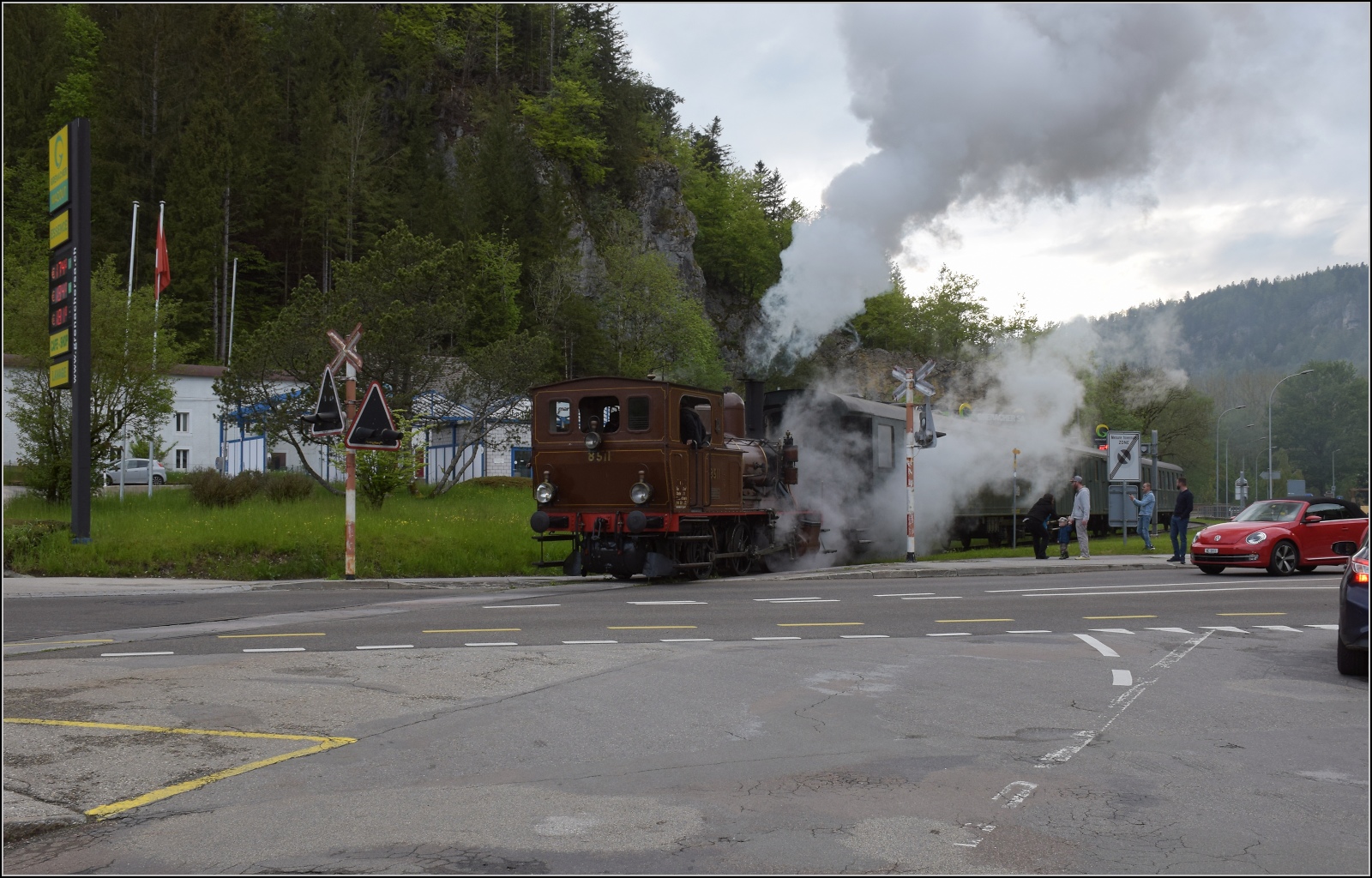 Vapeur Val-de-Travers: Train du Terroir.

E 3/3 8511 bei Einfahrt nach Fleurier. Lange wurde für die Bahnübergangsüberfahrt telefoniert. Aber de facto waren alle Autofahrer, Fussgänger und Radfahrer nicht genervt, sondern in aller Seelenruhe fasziniert von dem Schauspiel. Mai 2023. 