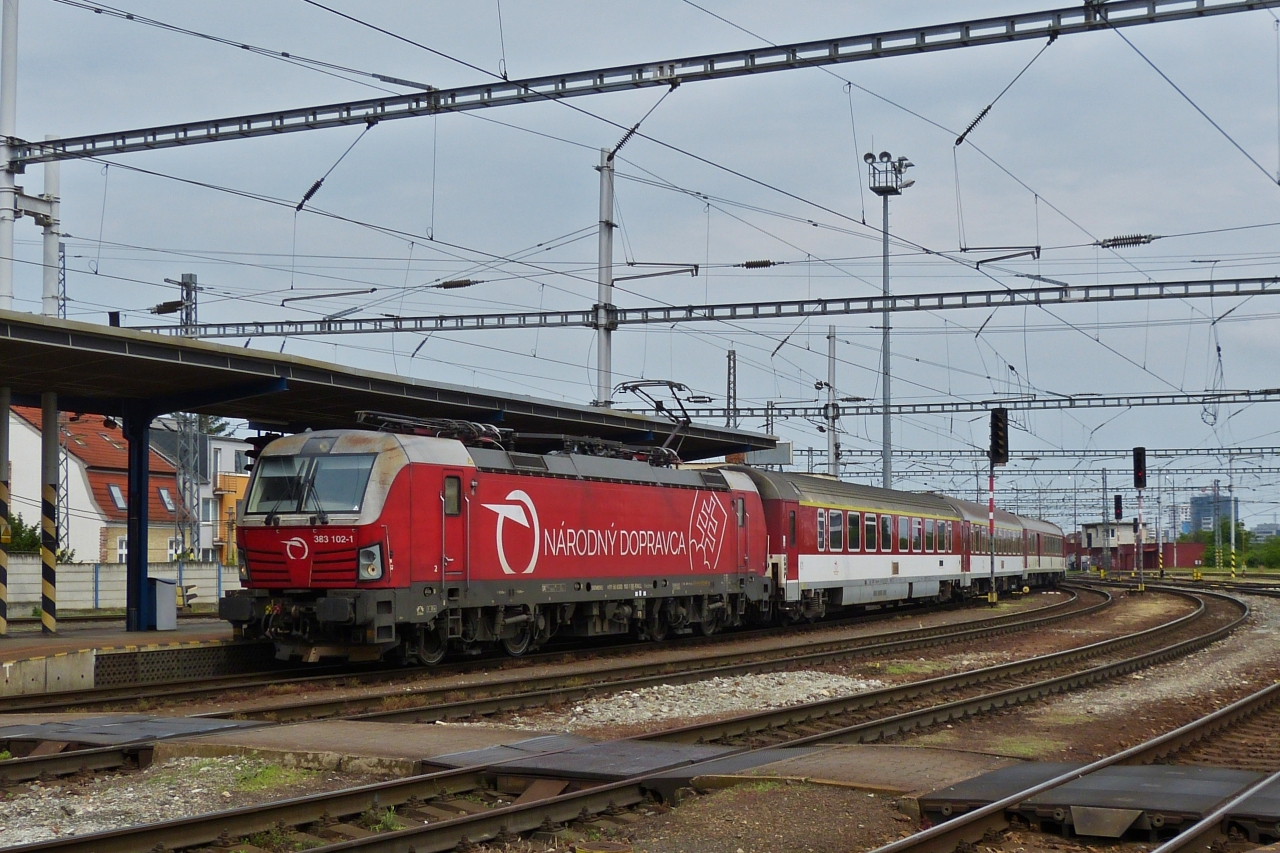 Vectron Lok 383 102-1 (91 56 6383 102-1SK-Rail).fährt mit einem Personenzug in den Bahnhof von Bratislava ein. 05.06.2023