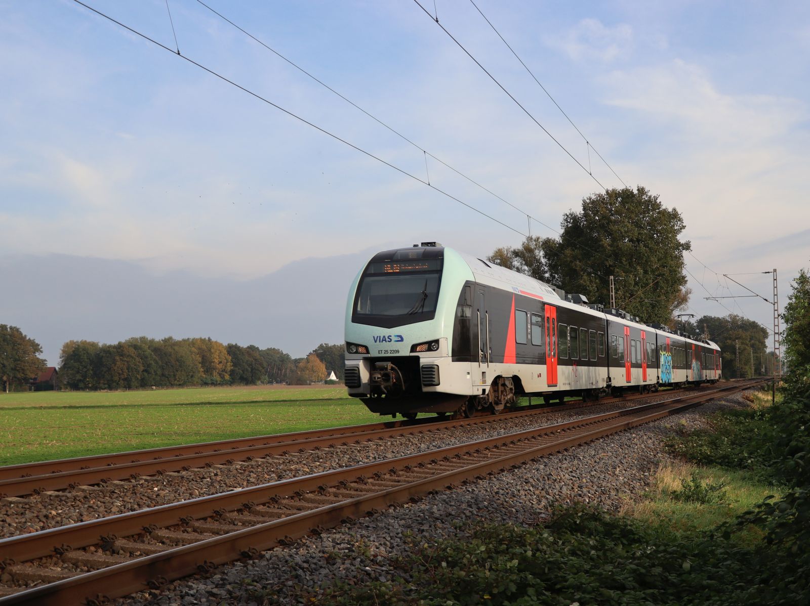 Vias Triebzug ET 25 2209 bei Bahn�bergang Wasserstrasse, Hamminkeln 18-10-2024.

Vias treinstel ET 25 2209 bij overweg Wasserstrasse, Hamminkeln 18-10-2024.