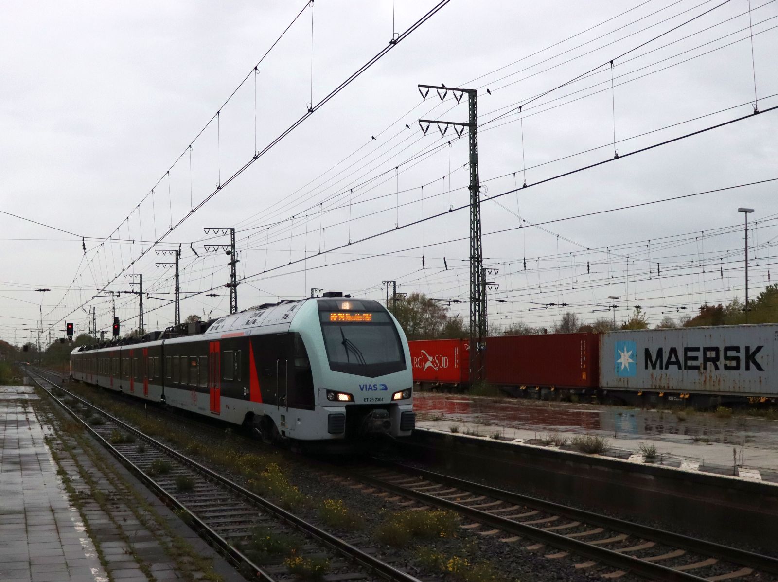 VIAS Triebzug ET 25 2304 Gleis 3 Bahnhof Emmerich am Rhein 03-11-2022.

VIAS treinstel ET 25 2304 spoor 3 station Emmerich 03-11-2022.
