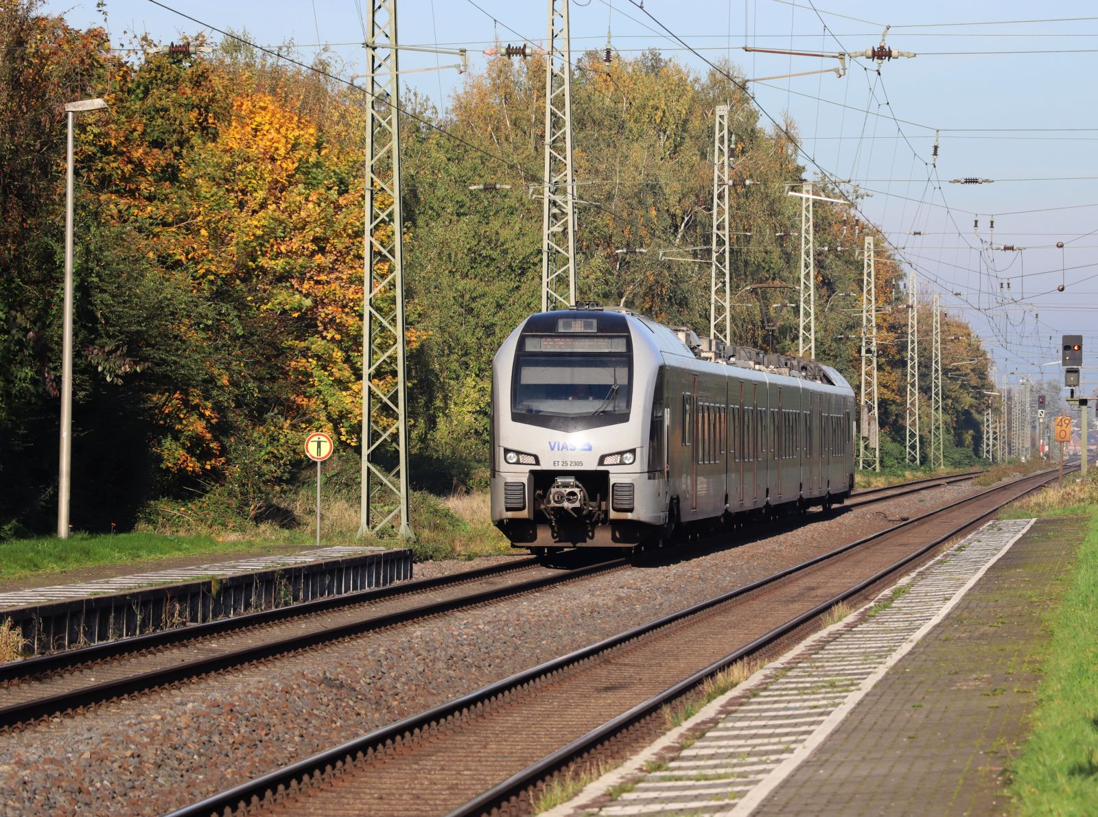 VIAS Triebzug ET 25 2305 Gleis 1 station Empel-Rees 18-10-2024.

VIAS treinstel ET 25 2305 spoor 1 station Empel-Rees 18-10-2024.